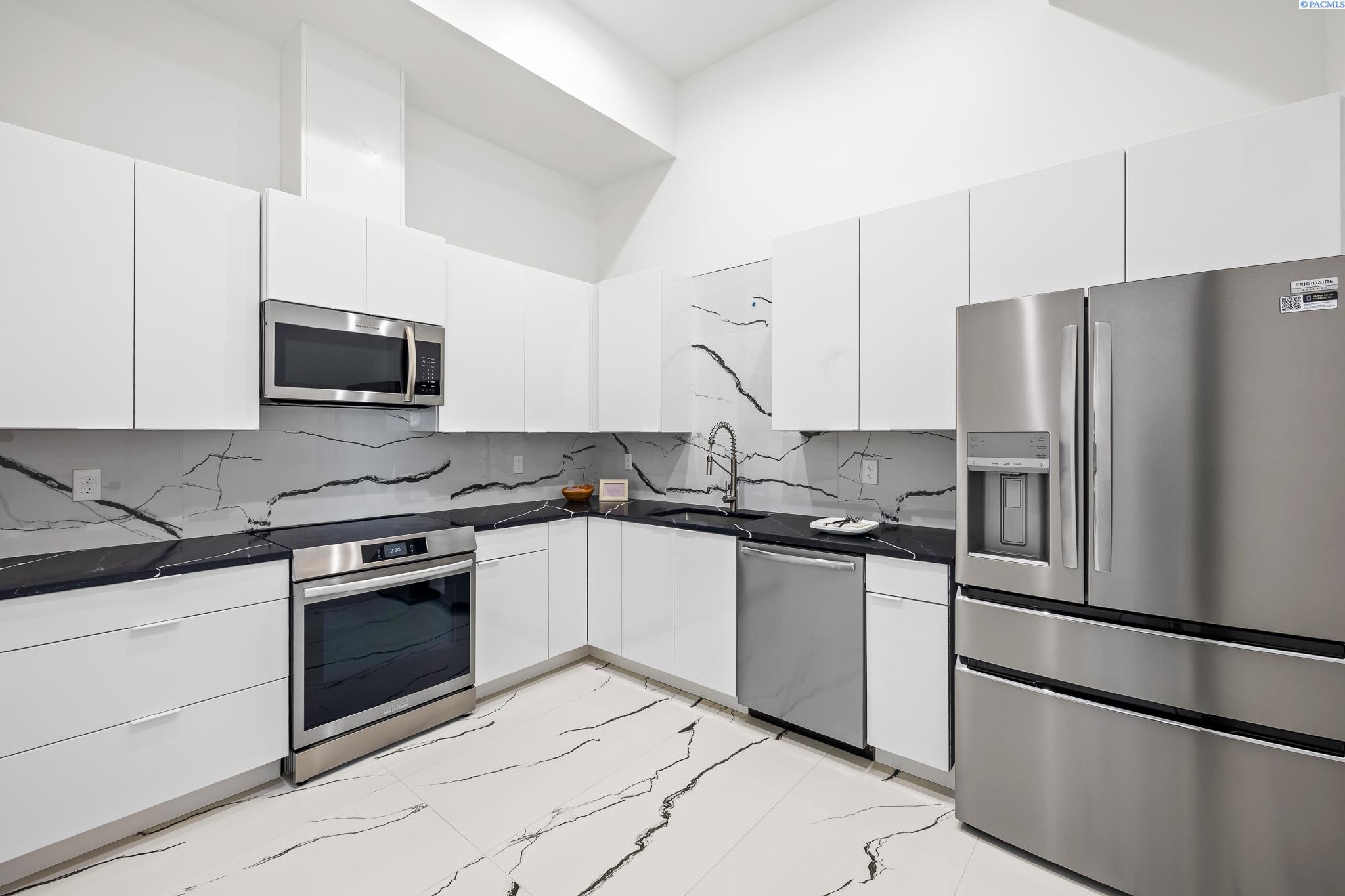 Kennewick, Washington, 99338, United States, 4 Bedrooms Bedrooms, ,6 BathroomsBathrooms,Residential,For Sale,1981644