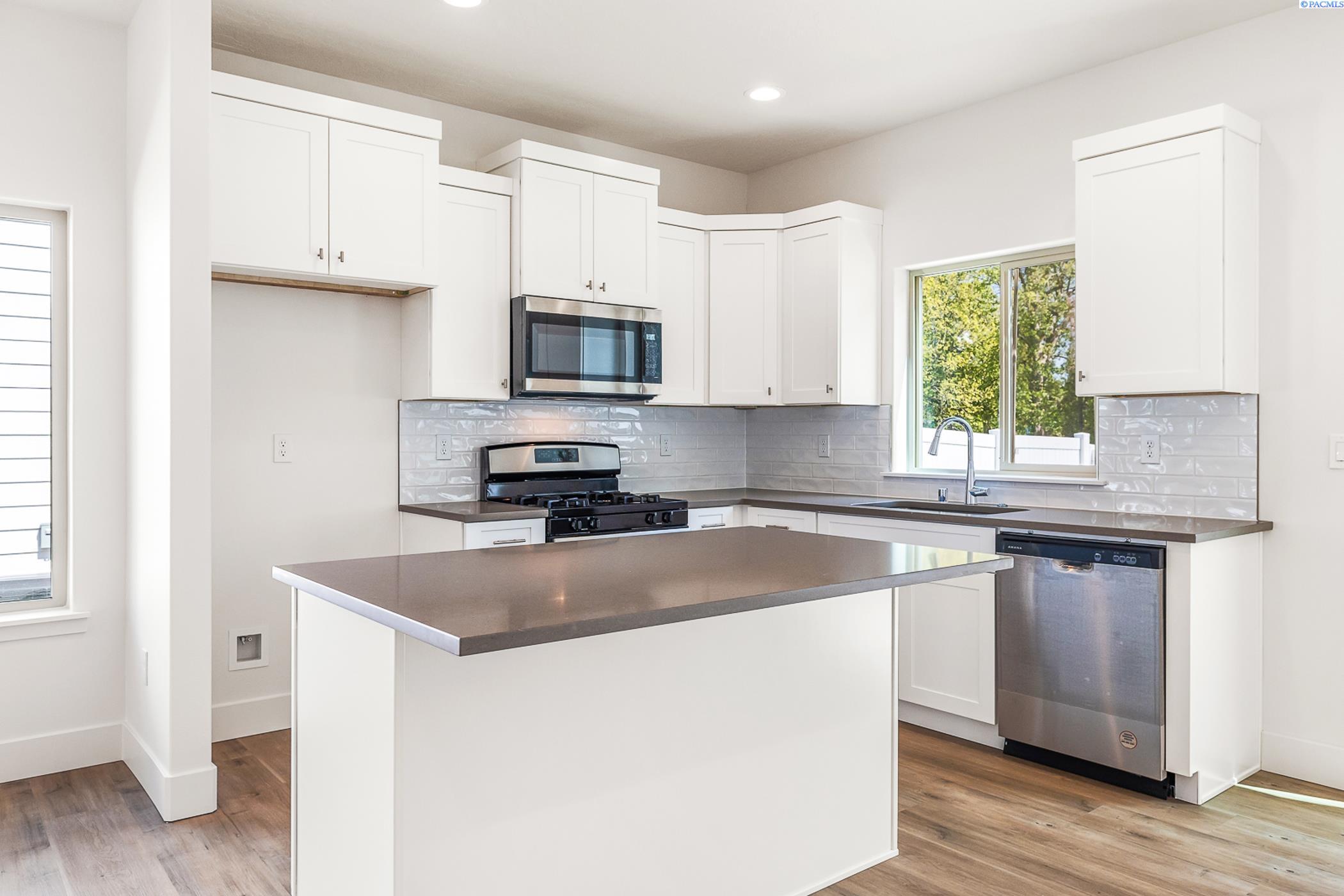 Kennewick, Washington, 99337, United States, 7 Bedrooms Bedrooms, ,Residential,For Sale,1793347