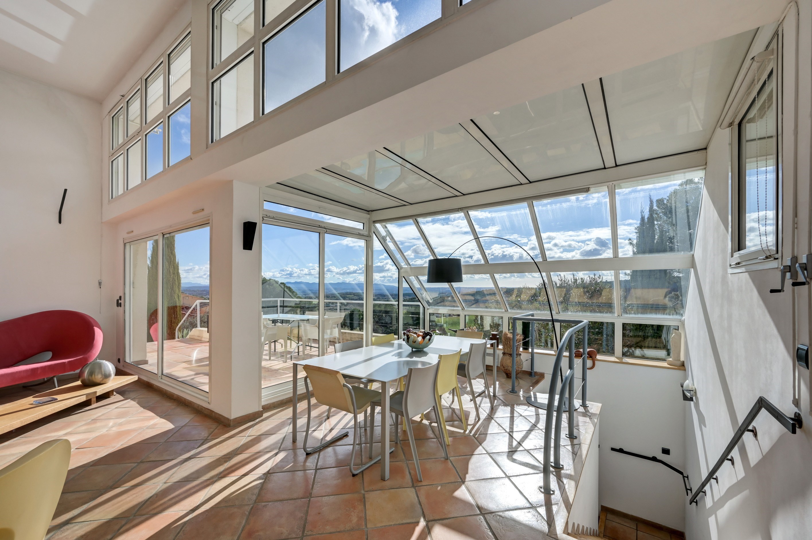 Elevated position with exceptional views, this bright - 物件實景