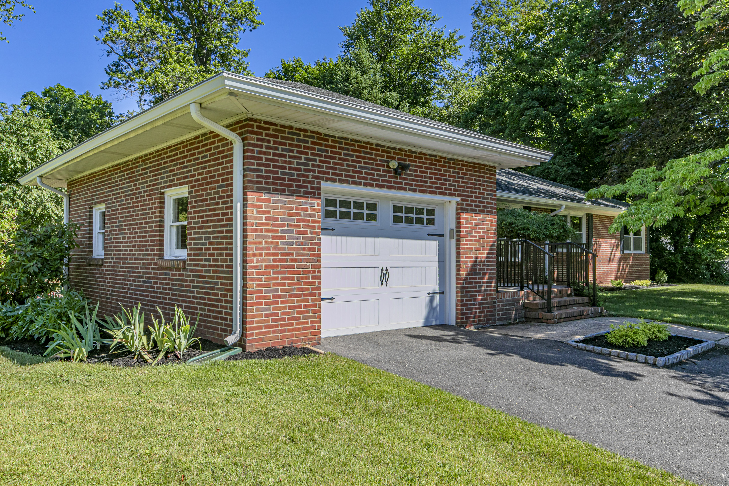  Move-In Ready Ranch in a Terrific Location - 物件實景