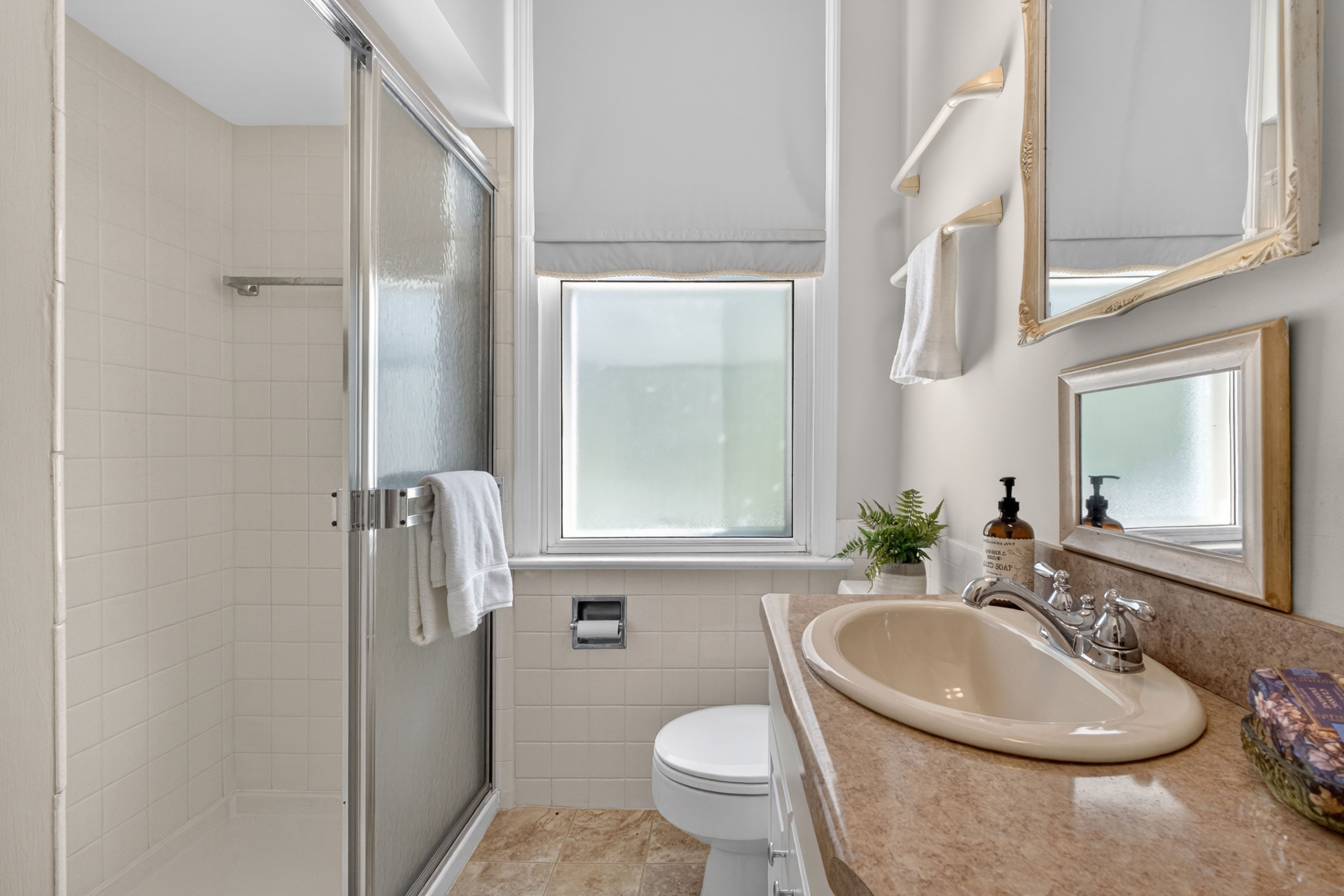 Charming White Farmhouse with Flexible Spacious Living - 物件實景