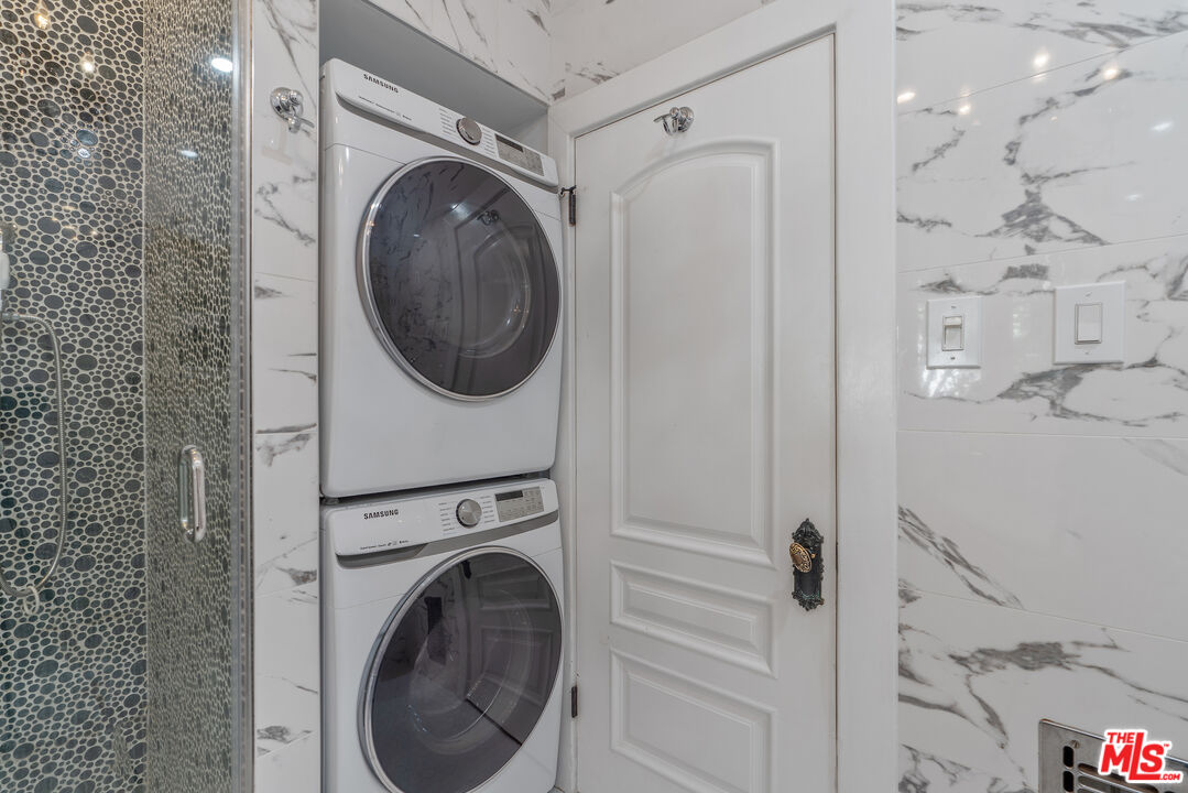 Los Angeles, California, 90005, United States, 3 Bedrooms Bedrooms, ,3 BathroomsBathrooms,Residential,For Sale,1876512