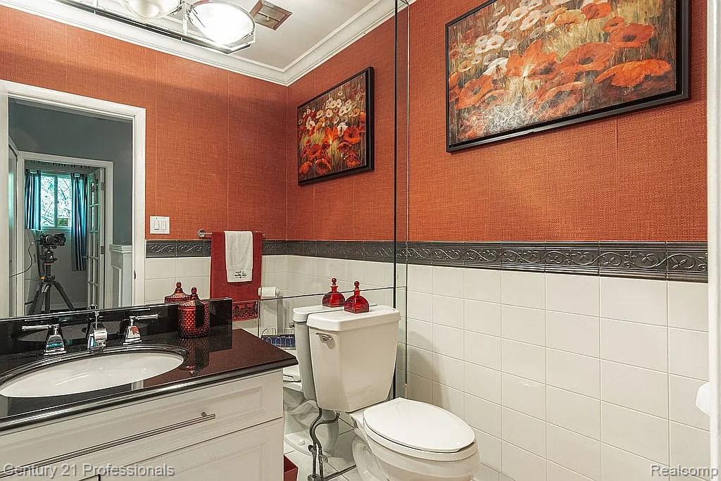 OrchardLake, Michigan, 48323, United States, 5 Bedrooms Bedrooms, ,5 BathroomsBathrooms,Residential,For Sale,1980200