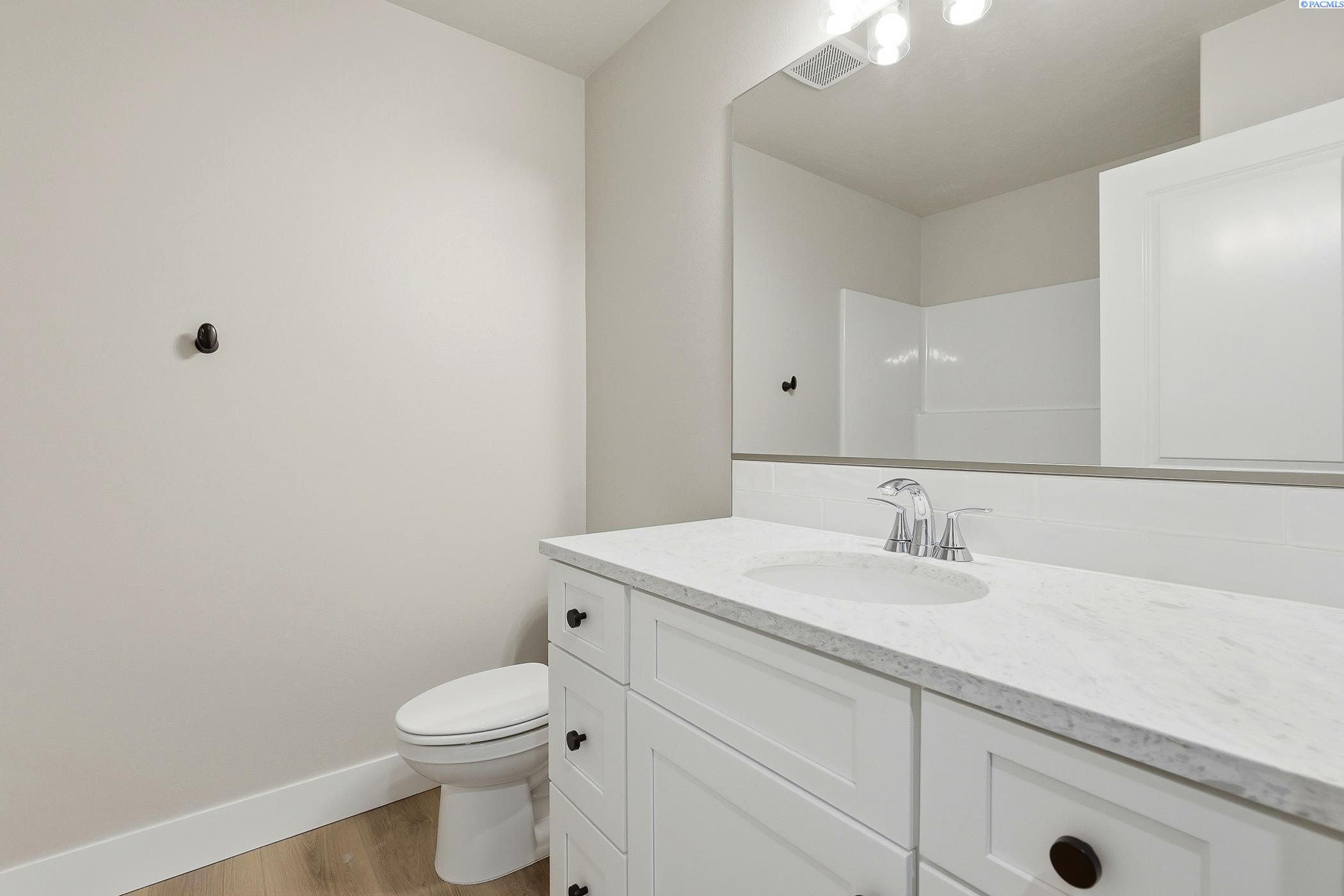 Kennewick, Washington, 99338, United States, 4 Bedrooms Bedrooms, ,1 BathroomBathrooms,Residential,For Sale,1996231