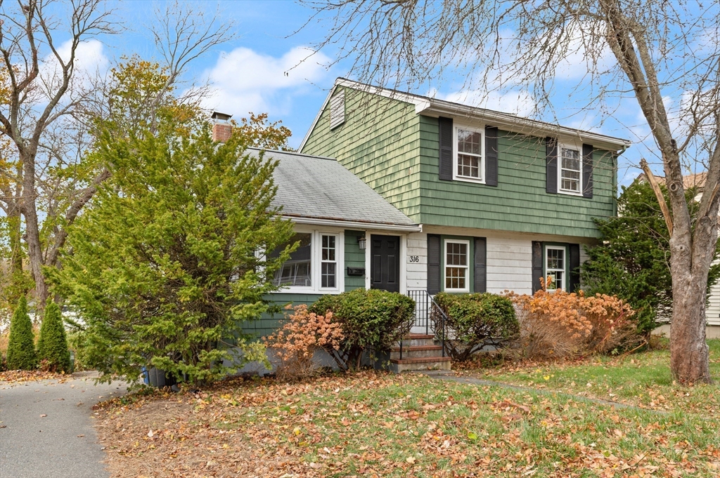 Stoughton, Massachusetts, 02072, United States, 5 Bedrooms Bedrooms, ,2 BathroomsBathrooms,Residential,For Sale,1989106