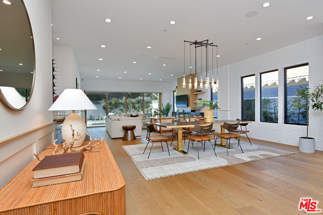 Encino, California, 91316, United States, 4 Bedrooms Bedrooms, ,5 BathroomsBathrooms,Residential,For Sale,2002982