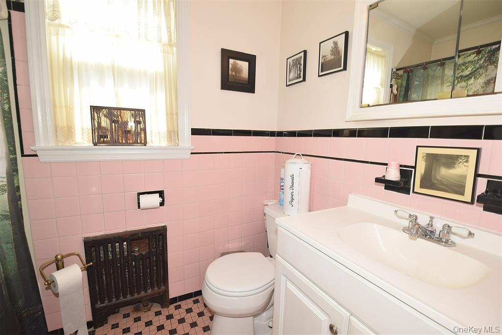 Lindenhurst, New York, 11757, United States, 5 Bedrooms Bedrooms, ,3 BathroomsBathrooms,Residential,For Sale,2049056