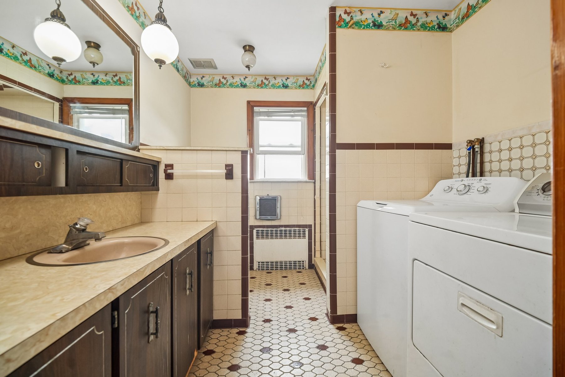  Charming Brick Ranch Home Ready for Your Vision - 物件實景