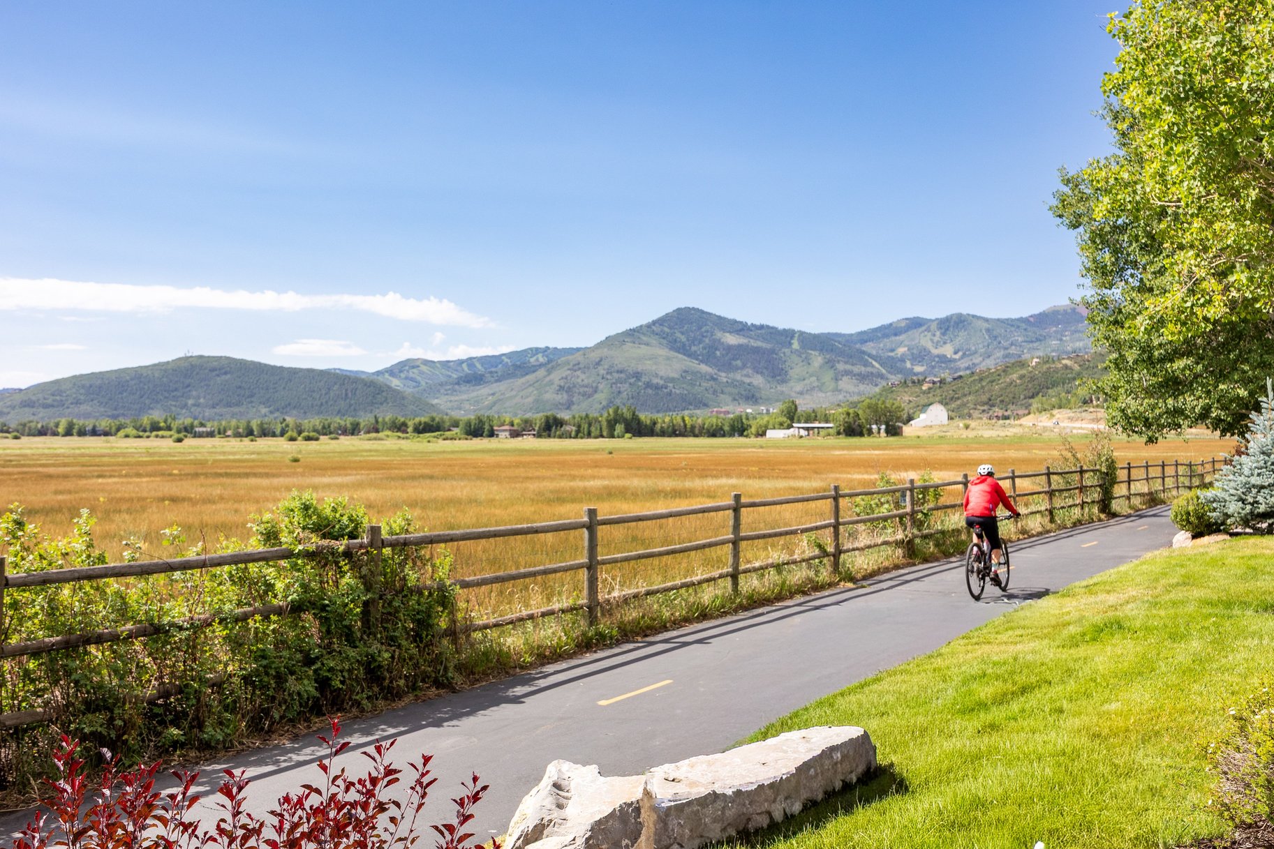  Exceptional Fox Point Townhome with Mountain Views & Prime Location - 物件實景