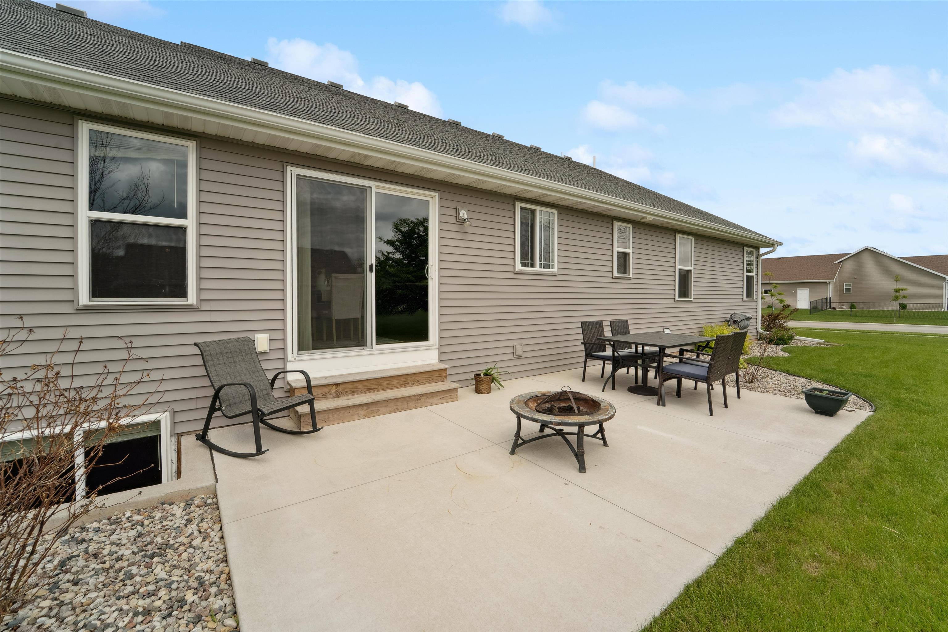 NEENAH, Wisconsin, 54956, United States, 4 Bedrooms Bedrooms, ,3 BathroomsBathrooms,Residential,For Sale,1988309