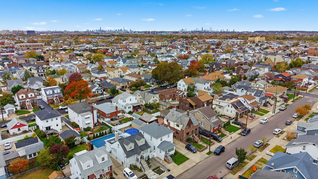 Howard Beach, New York, 11414, United States, 4 Bedrooms Bedrooms, ,1 BathroomBathrooms,Residential,For Sale,1986099