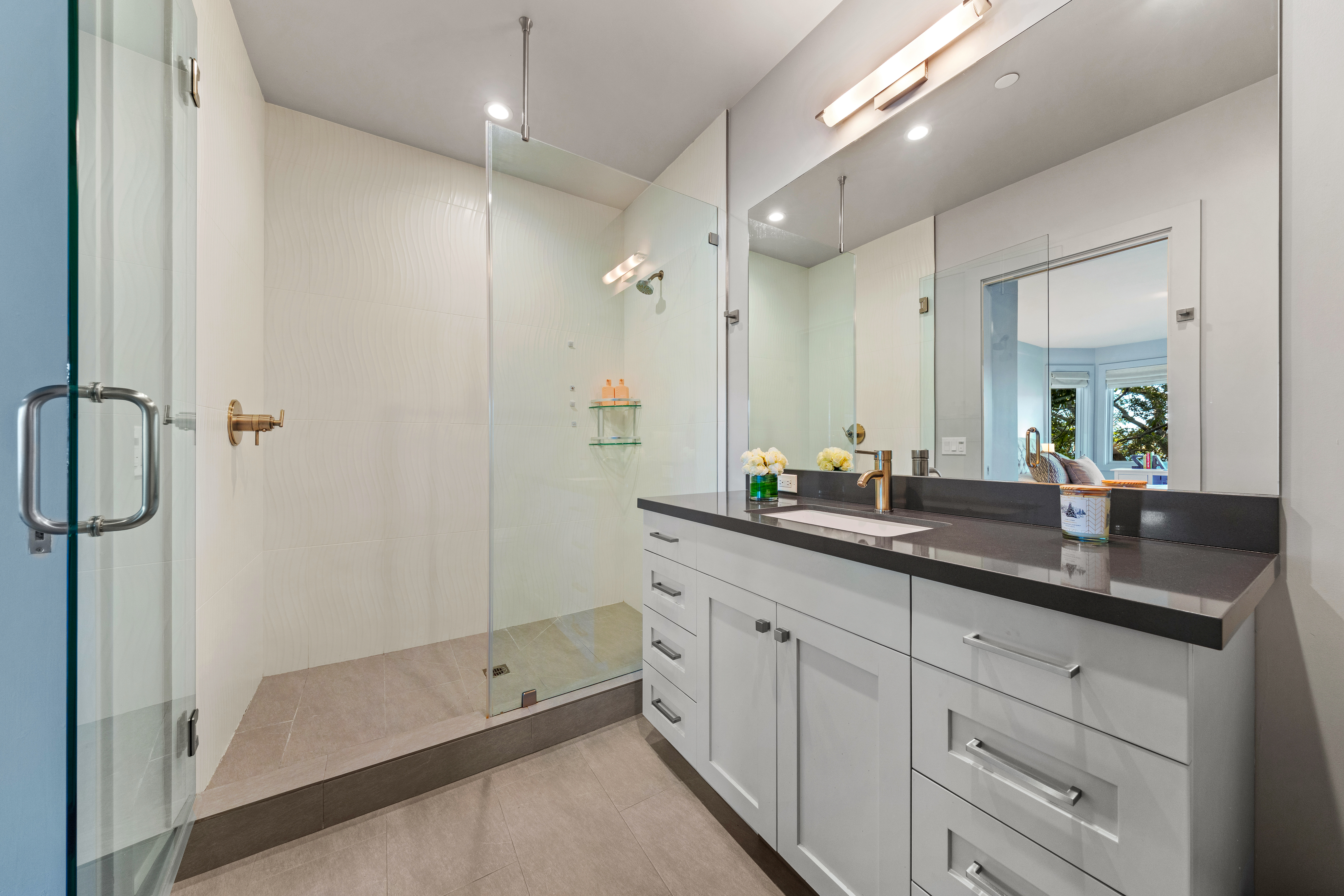  Coastal Living on Coveted Beach Road - 物件實景