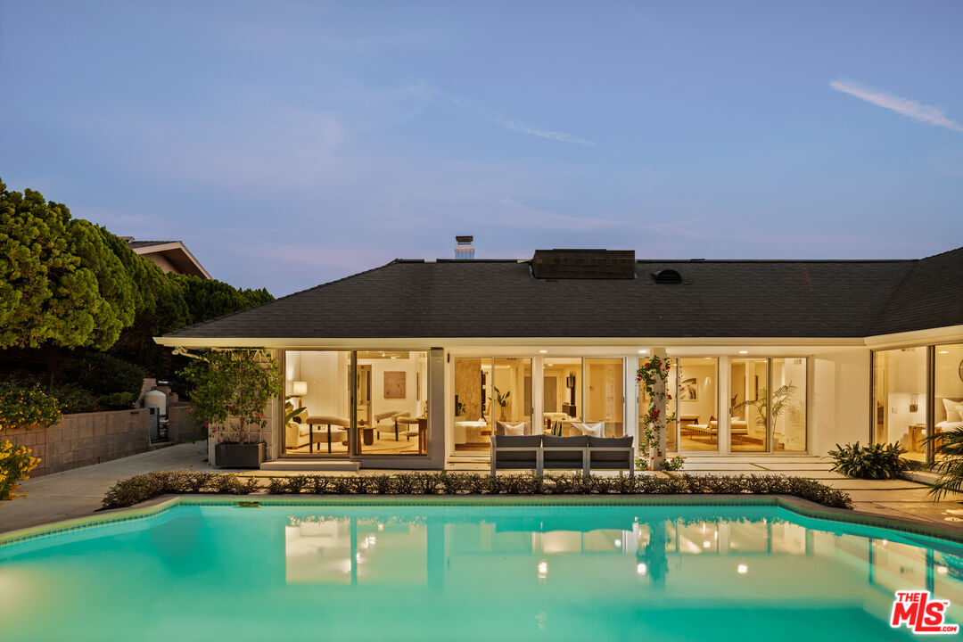 Los Angeles, California, 90027, United States, 4 Bedrooms Bedrooms, ,2 BathroomsBathrooms,Residential,For Sale,1989573