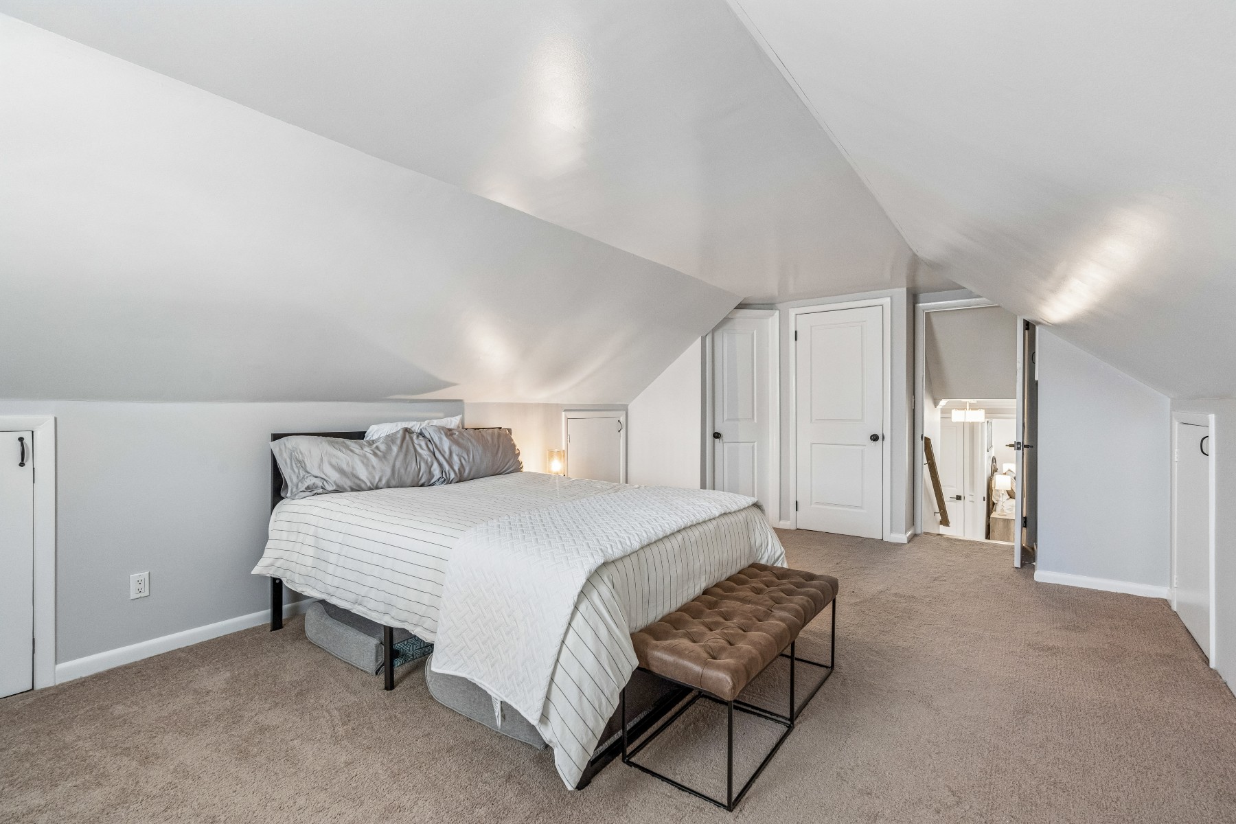  Immaculate and Updated Split Level Residence - 物件實景