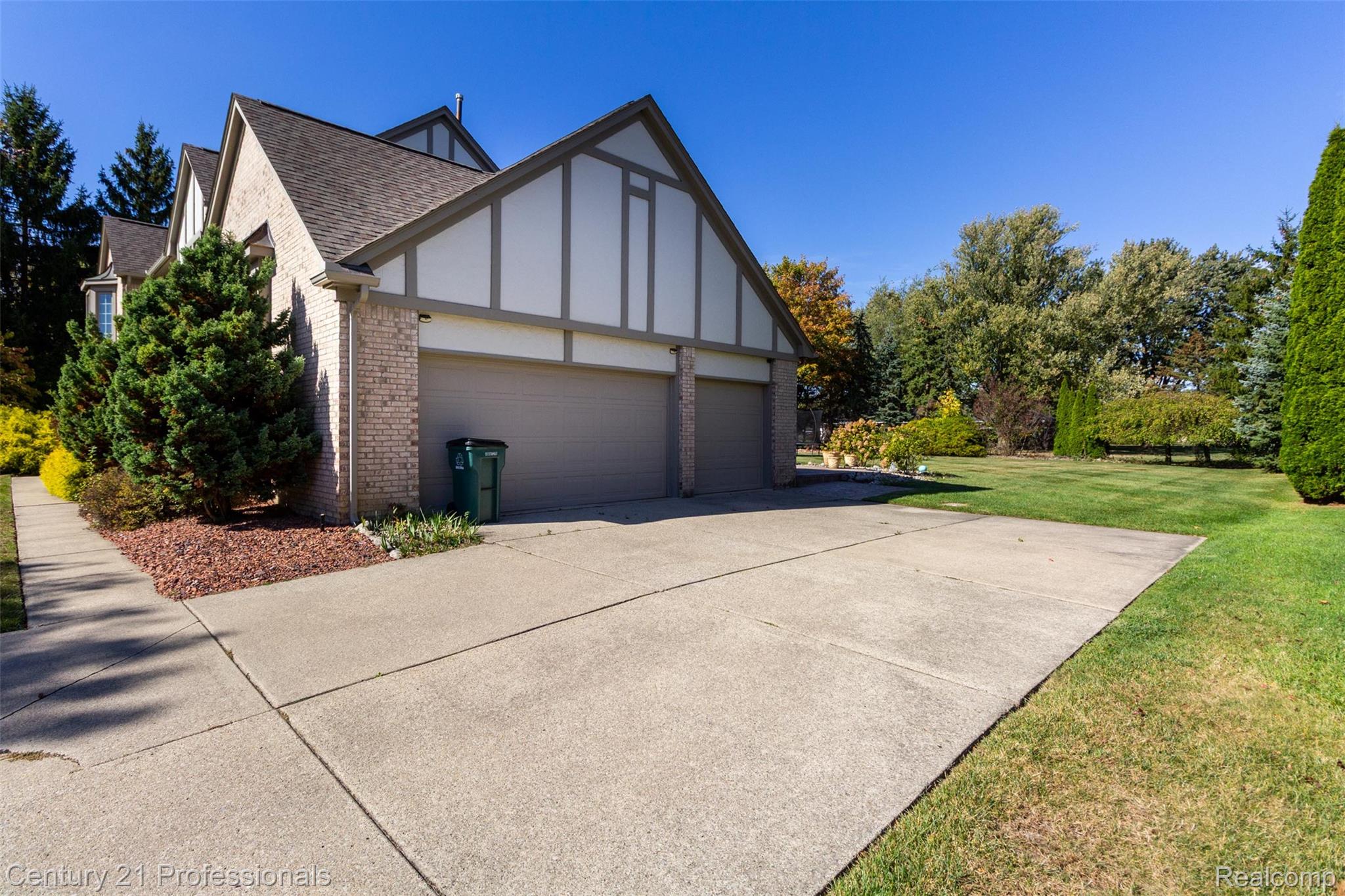 Troy, Michigan, 48084, United States, 4 Bedrooms Bedrooms, ,3 BathroomsBathrooms,Residential,For Sale,1976121