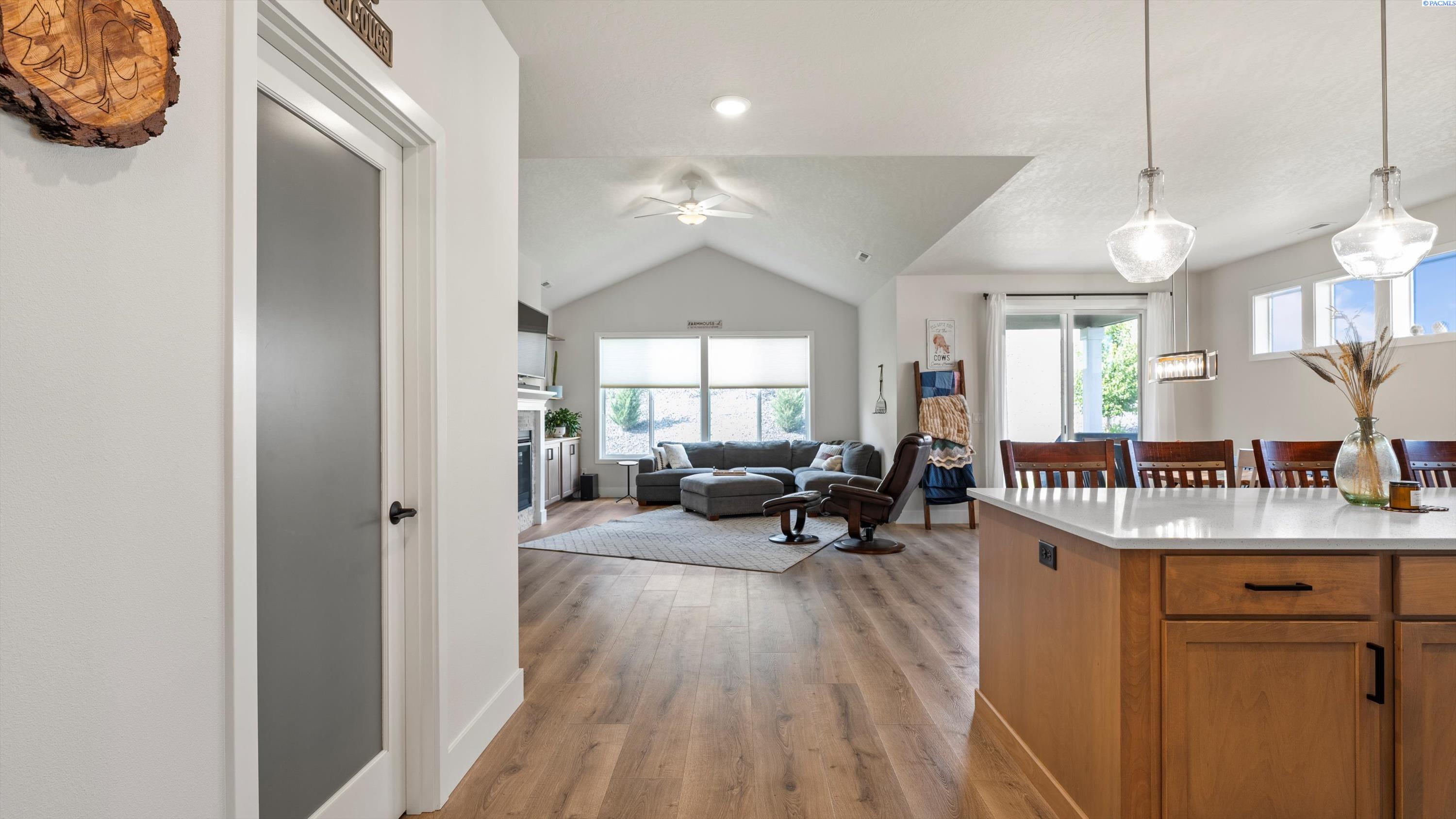 Kennewick, Washington, 99336, United States, 3 Bedrooms Bedrooms, ,3 BathroomsBathrooms,Residential,For Sale,1819962