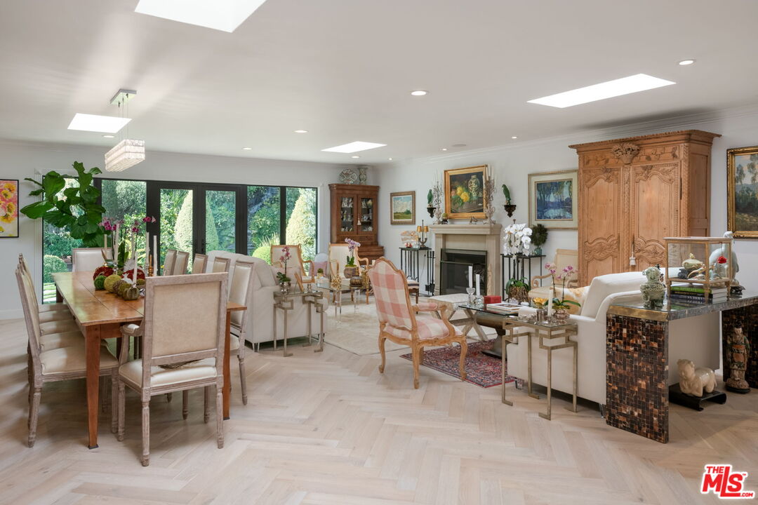 Los Angeles, California, 90049, United States, 4 Bedrooms Bedrooms, ,1 BathroomBathrooms,Residential,For Sale,1991602