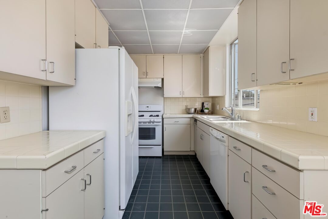 Santa Monica, California, 90403, United States, 2 Bedrooms Bedrooms, ,2 BathroomsBathrooms,Residential,For Sale,2003449