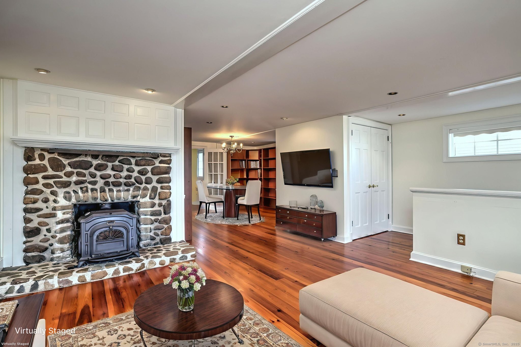 Milford, Connecticut, 06460, United States, 2 Bedrooms Bedrooms, ,2 BathroomsBathrooms,Residential,For Sale,1987873