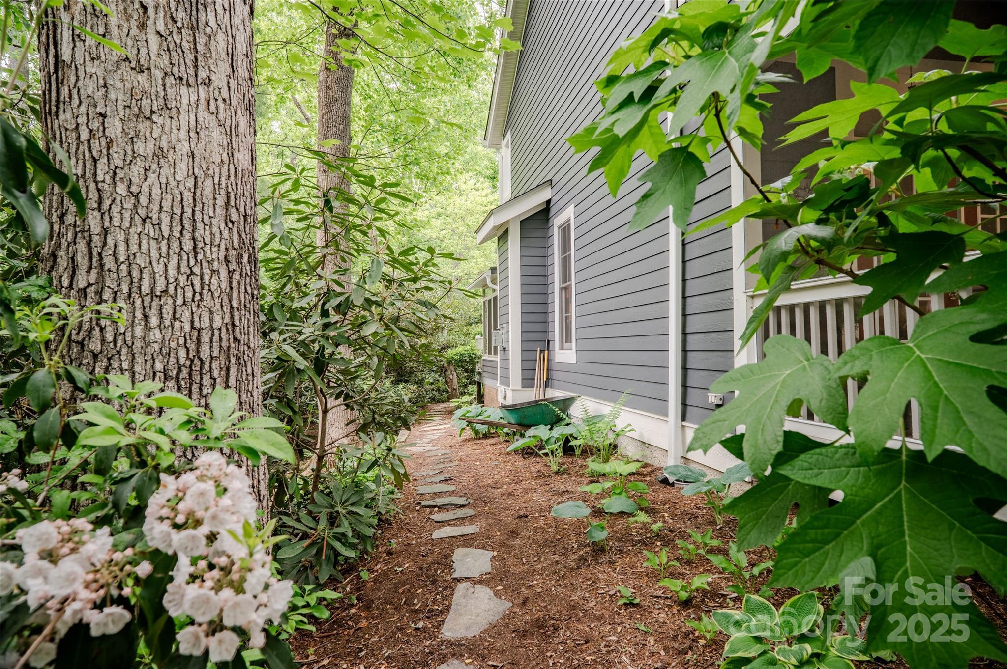 Flat Rock, North Carolina, 28731, United States, 4 Bedrooms Bedrooms, ,3 BathroomsBathrooms,Residential,For Sale,1804521