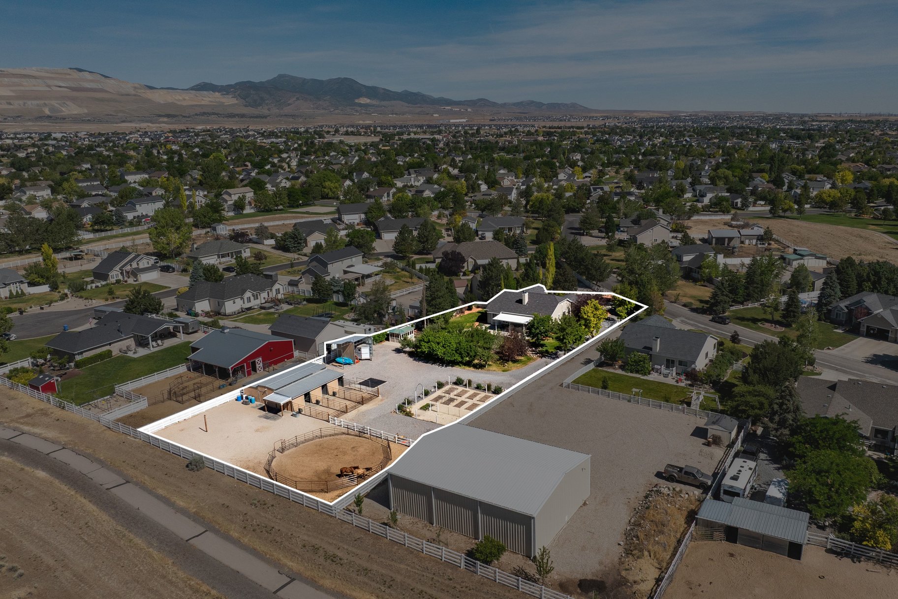  Fully Equipped Horse Property with Trail Access & Neighborhood Arena - 物件實景