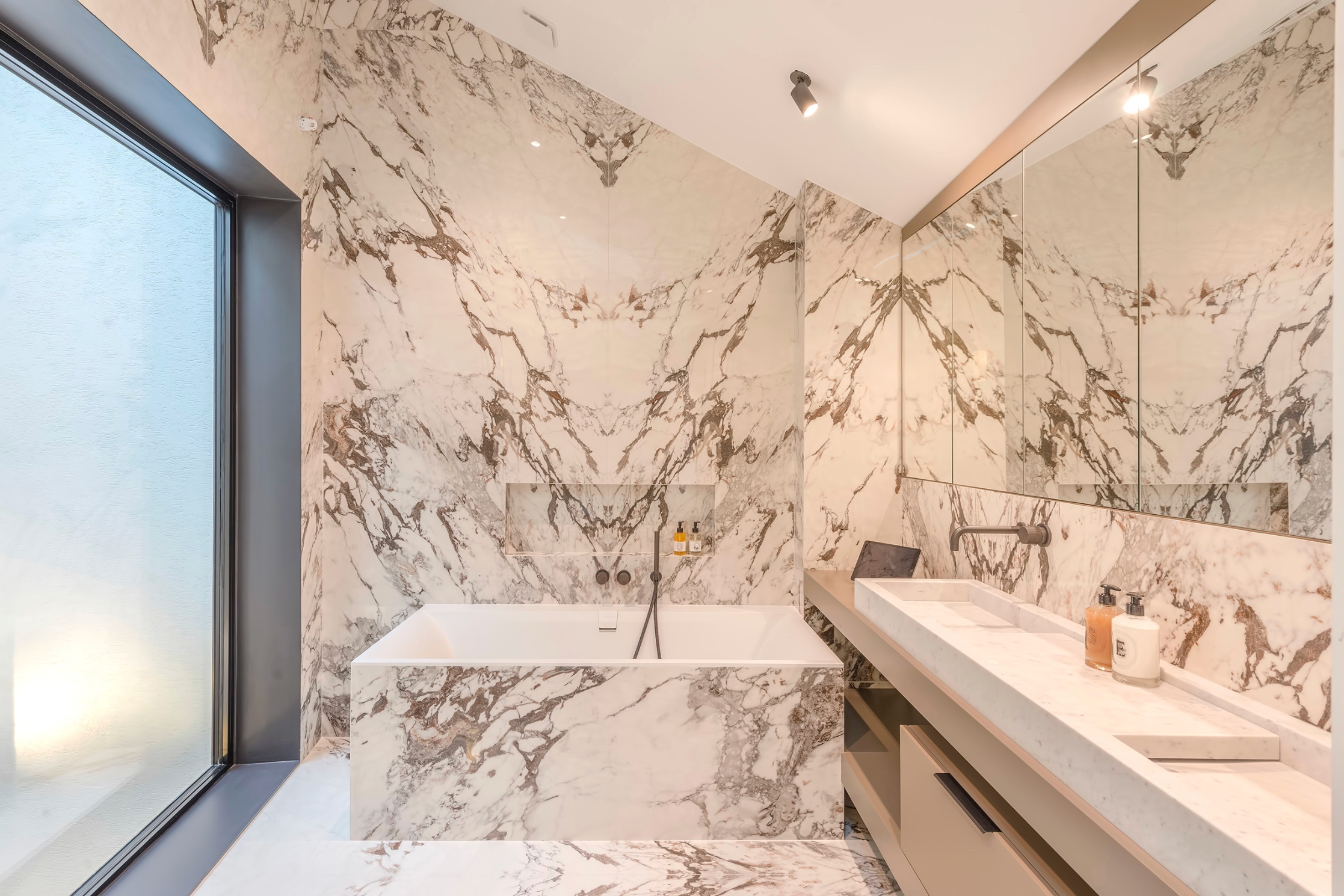  Superb Renovated Duplex with Landscaped Terrace - 物件實景