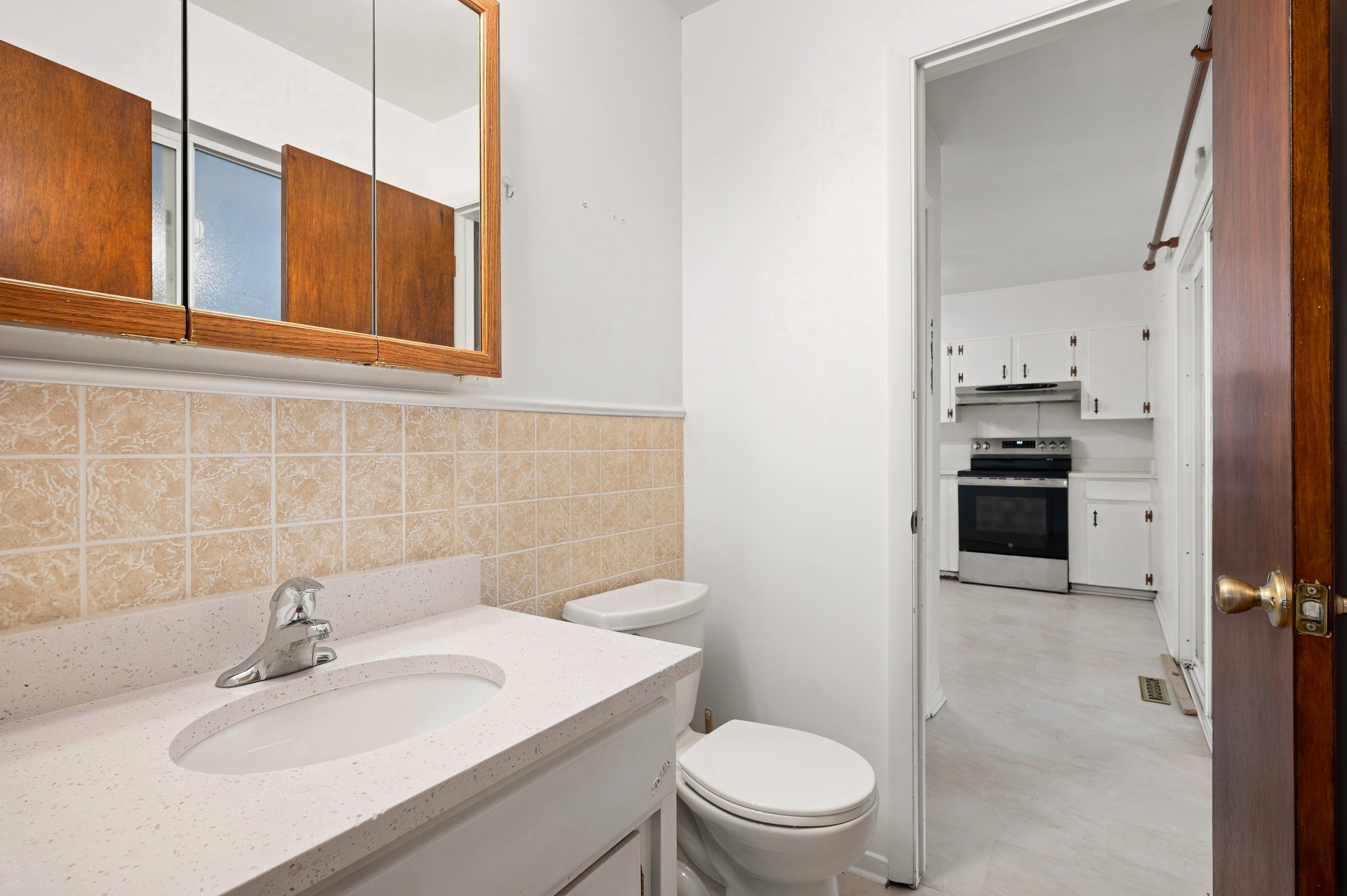  All Brick Ranch Home Offering Residential Comfort with Commercial Potential - 物件實景
