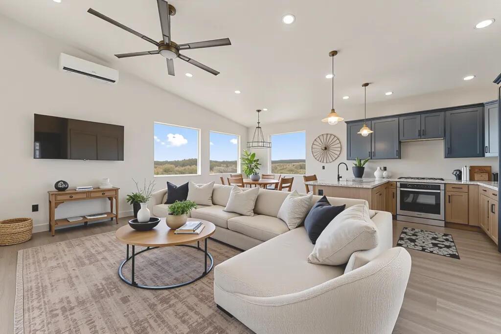 Kanab, Utah, 84741, United States, 5 Bedrooms Bedrooms, ,4 BathroomsBathrooms,Residential,For Sale,2005091