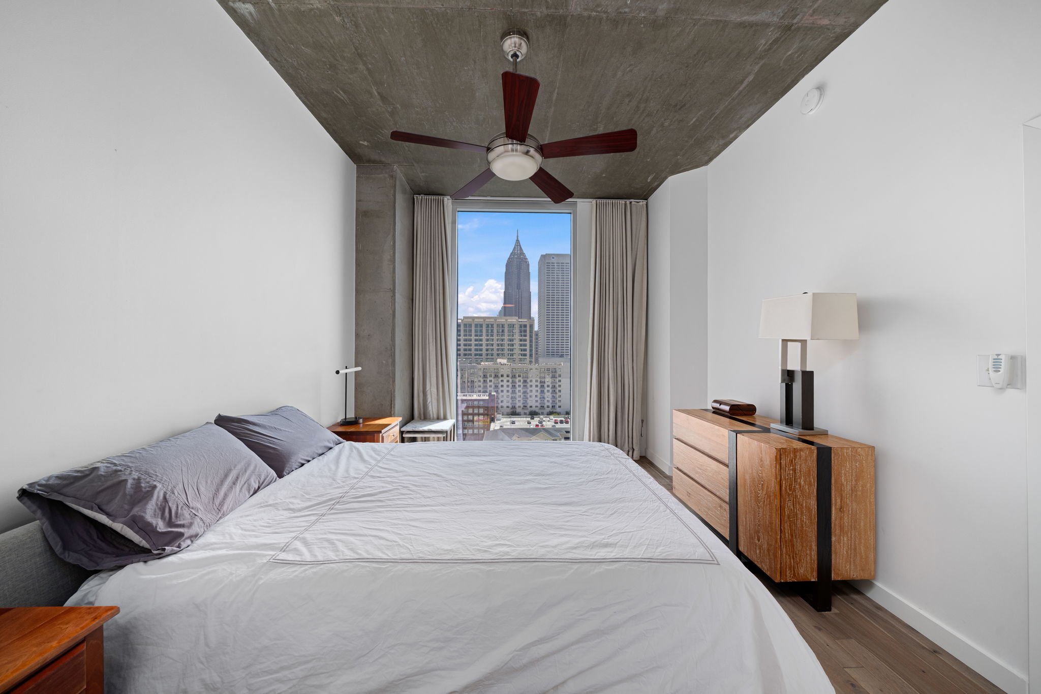  Spacious Two Bedroom Residence with Unobstructed Skyline Views - 物件實景