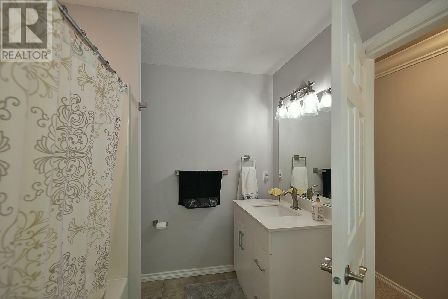 MADEIRA PARK, British Columbia, V0N 2H1, CA, 3 Bedrooms Bedrooms, ,3 BathroomsBathrooms,Residential,For Sale,1837526