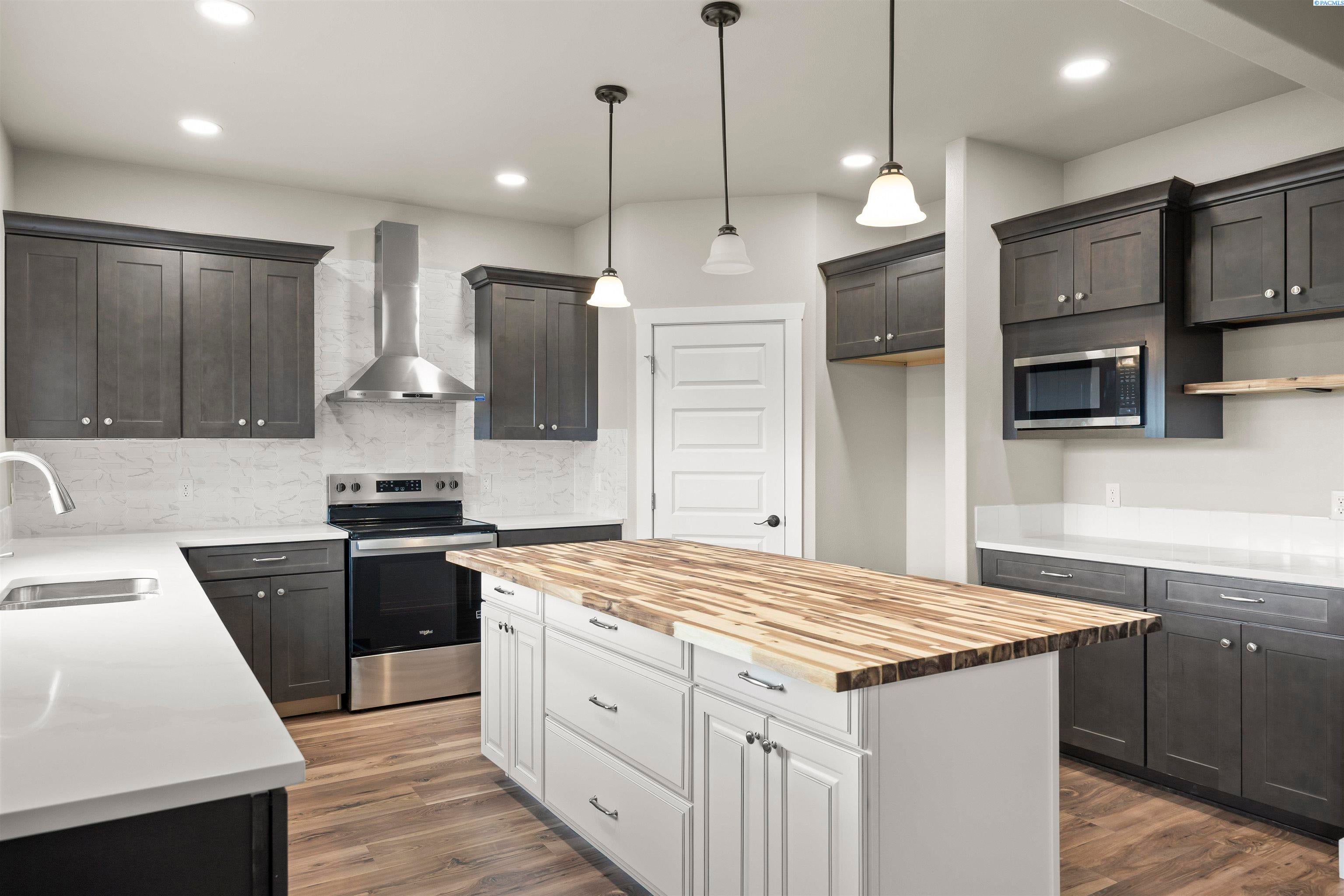 Prosser, Washington, 99350, United States, 3 Bedrooms Bedrooms, ,2 BathroomsBathrooms,Residential,For Sale,2027439