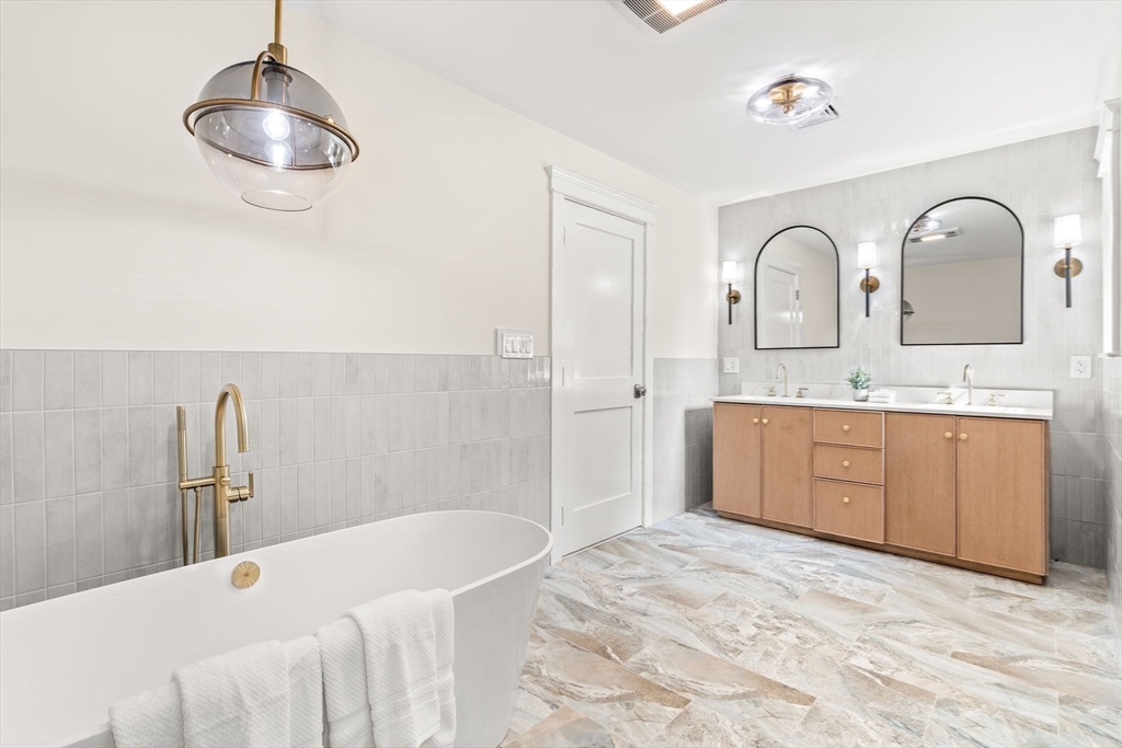 Natick, Massachusetts, 01760, United States, 5 Bedrooms Bedrooms, ,6 BathroomsBathrooms,Residential,For Sale,1901321