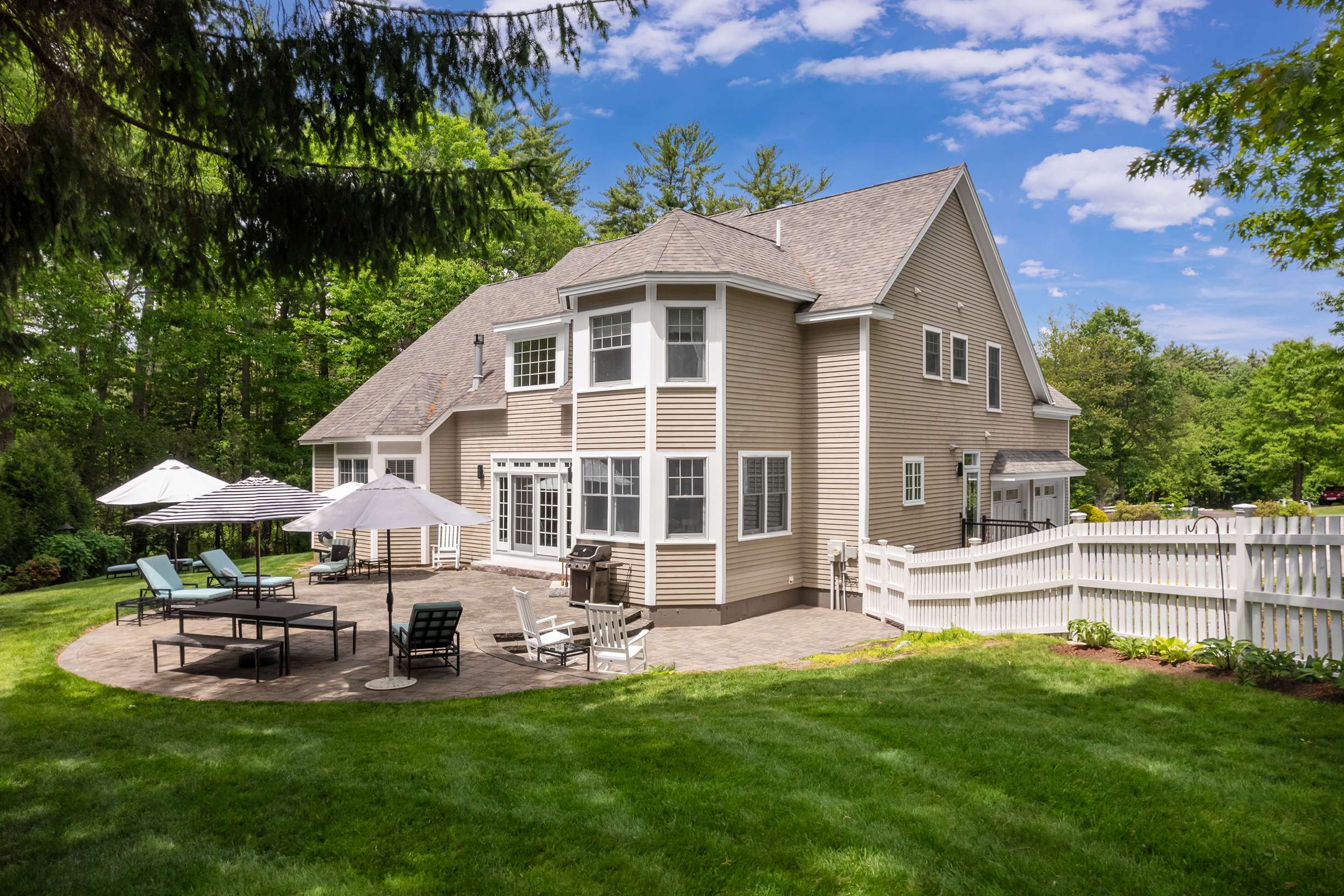  Shingle Style Colonial With Deep Water Dock Access - 物件實景