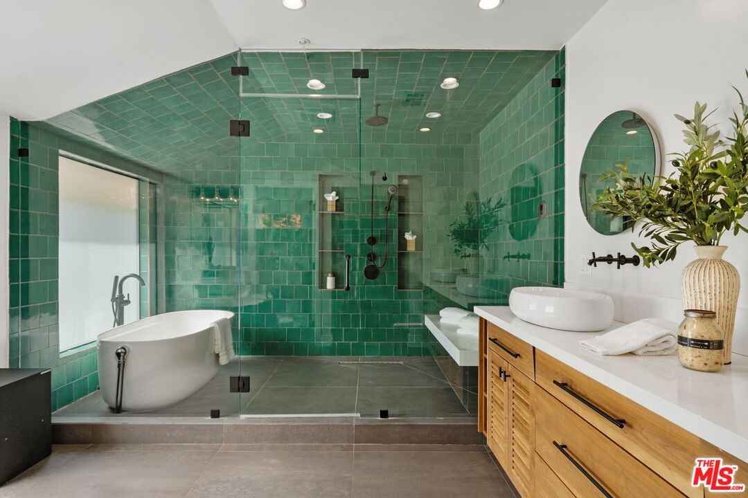 Woodland Hills, California, 91367, United States, 5 Bedrooms Bedrooms, ,3 BathroomsBathrooms,Residential,For Sale,1925987