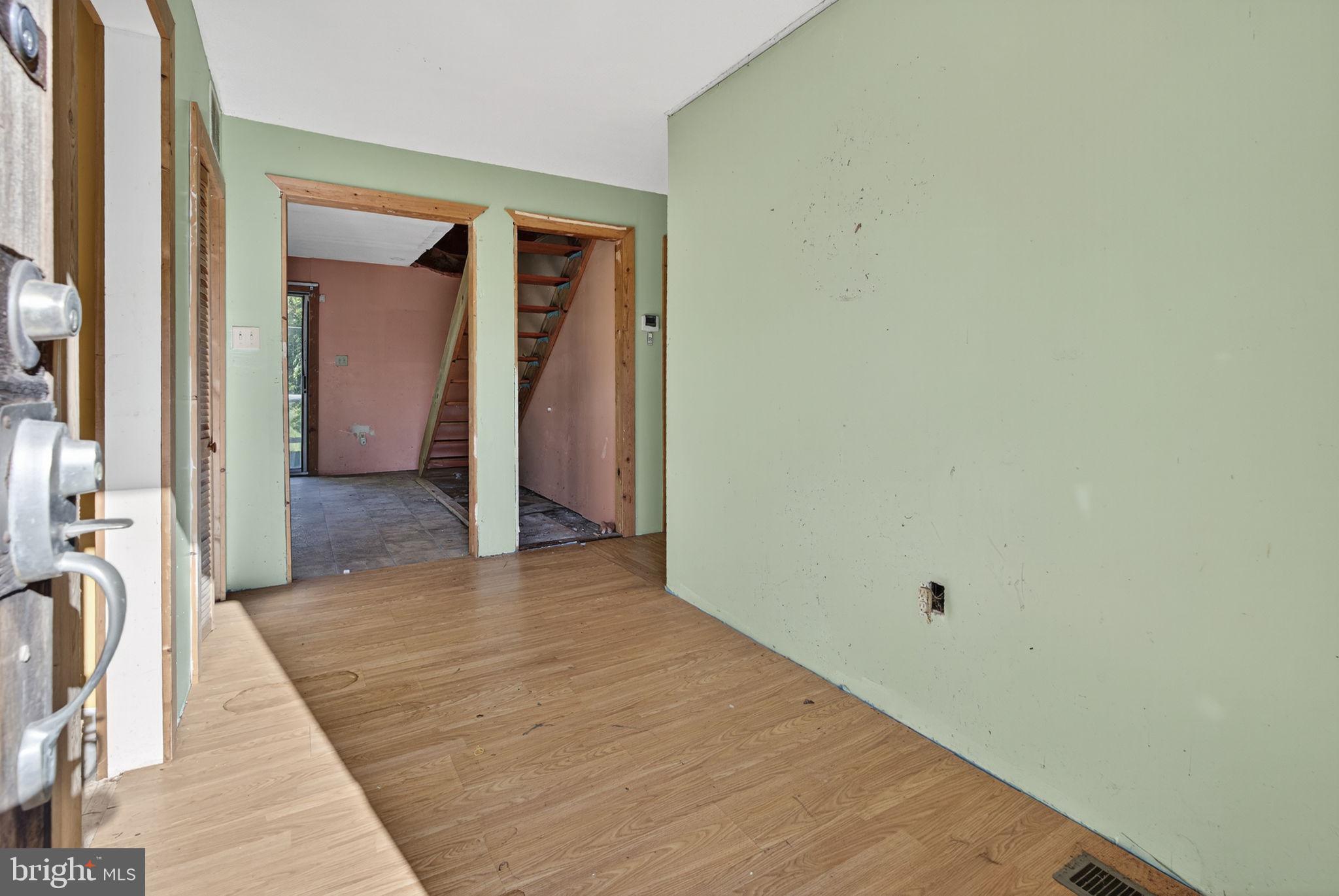 Hume, Virginia, 22639, United States, 7 Bedrooms Bedrooms, ,3 BathroomsBathrooms,Residential,For Sale,1943038