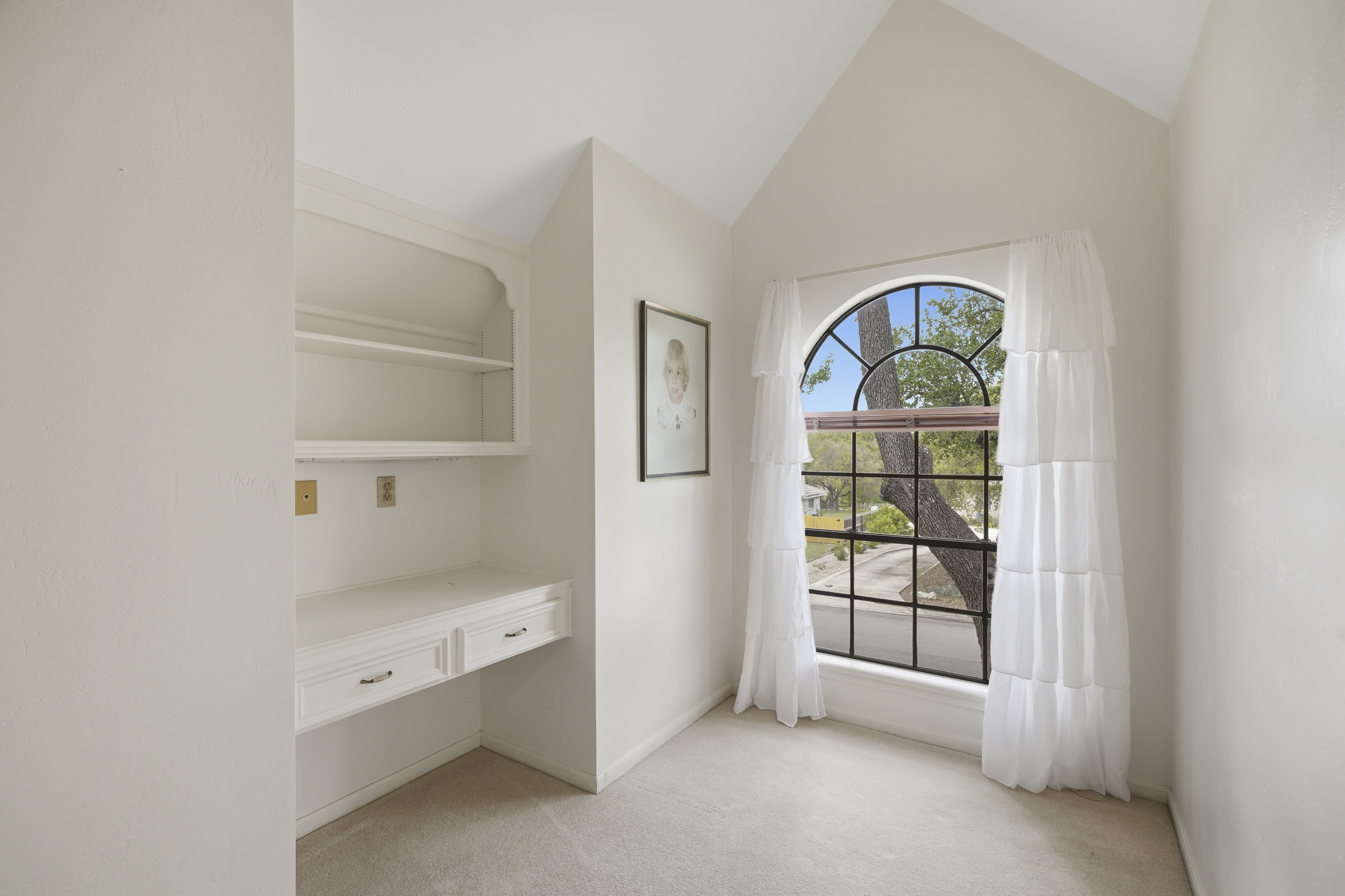  Custom Home with Private Backyard Oasis - 物件實景