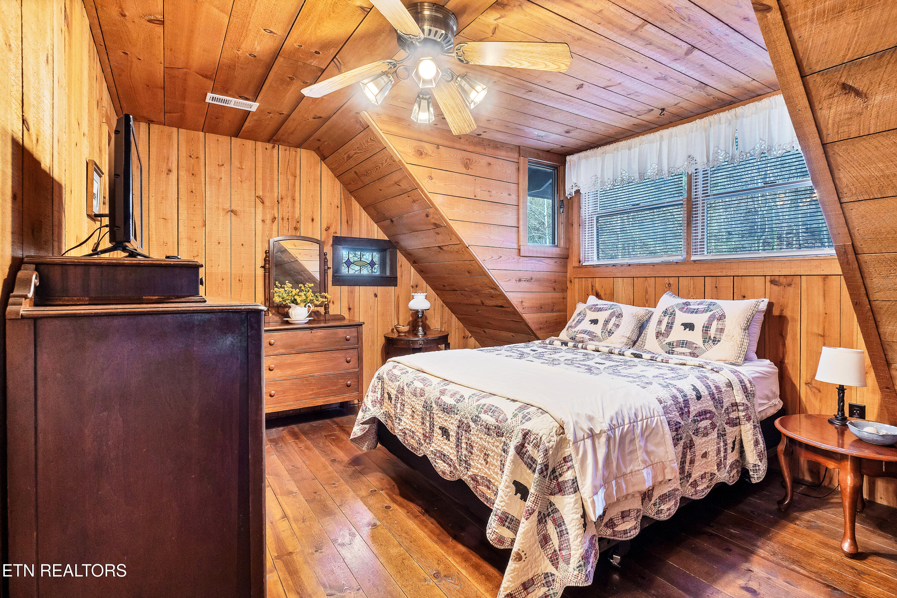 Townsend, Tennessee, 37882, United States, 2 Bedrooms Bedrooms, ,3 BathroomsBathrooms,Residential,For Sale,2010973