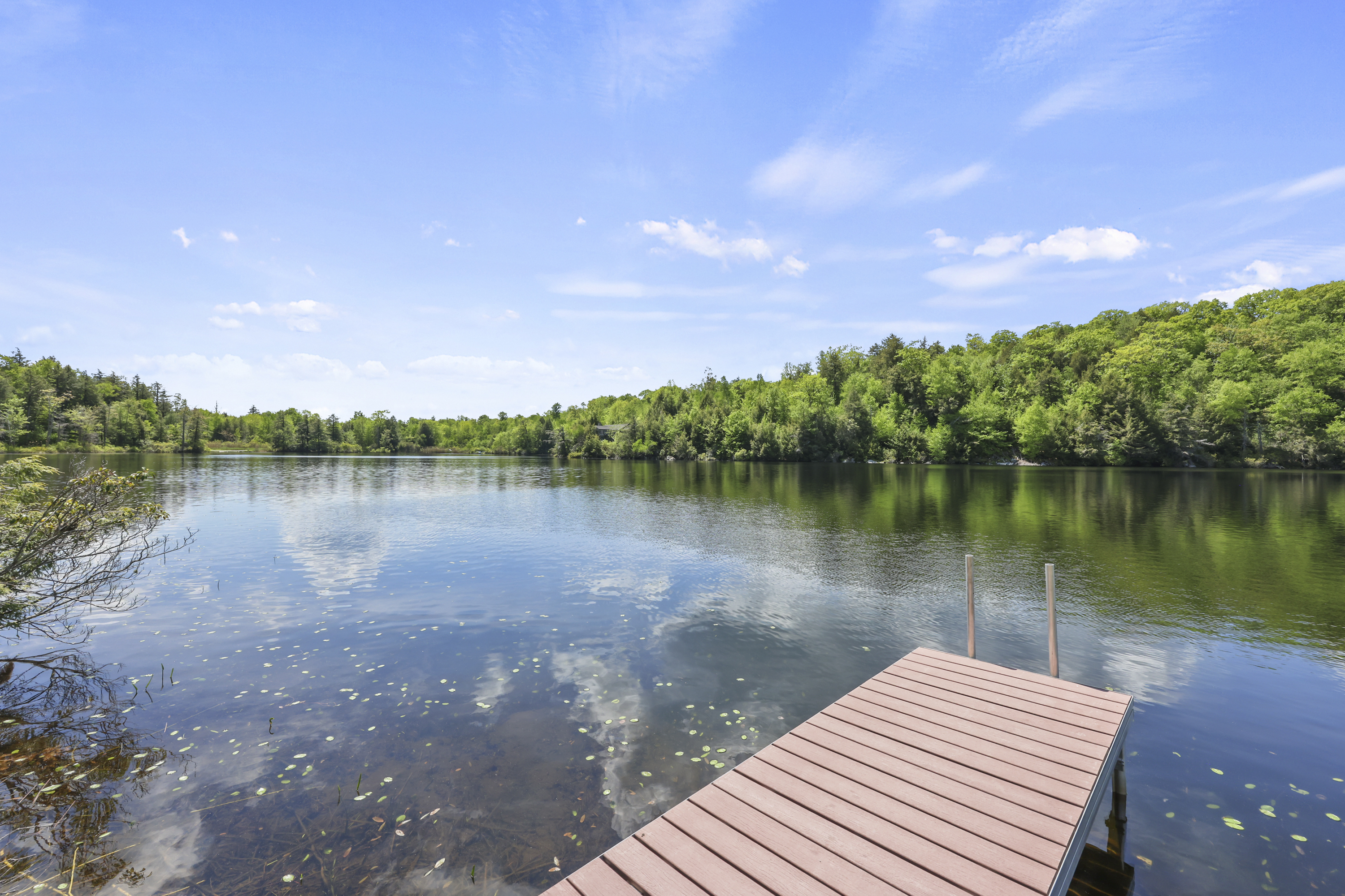  Exceptional Waterfront Retreat on Tranquil Hayes Pond - 物件實景