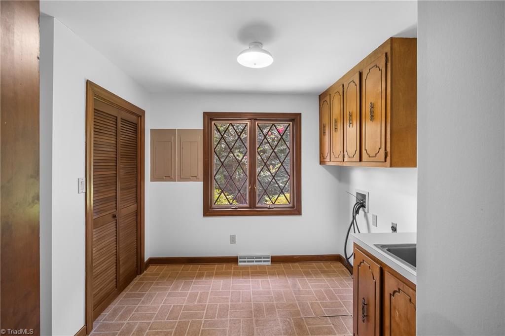 High Point, North Carolina, 27265, United States, 4 Bedrooms Bedrooms, ,4 BathroomsBathrooms,Residential,For Sale,1900964