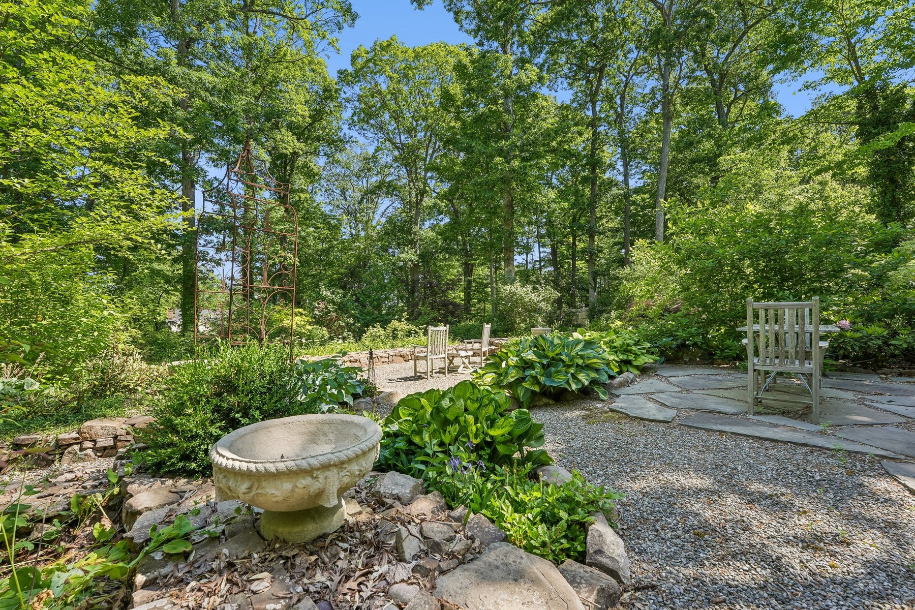  Colonial Offers Exceptional Quality and Workmanship Along With a Garden Oasis - 物件實景