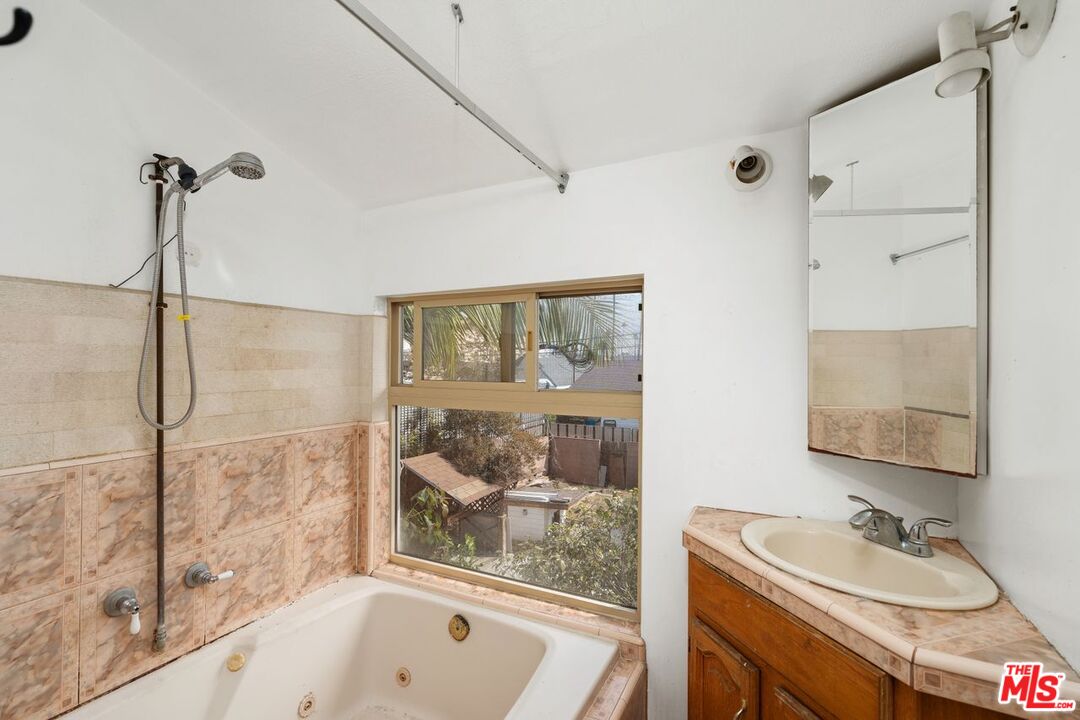 Los Angeles, California, 90043, United States, 3 Bedrooms Bedrooms, ,3 BathroomsBathrooms,Residential,For Sale,1818072