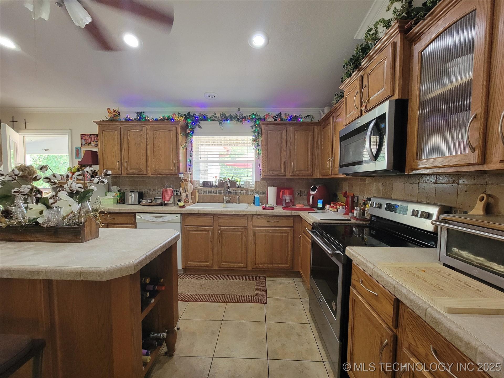 Gans, Oklahoma, 74936, United States, 4 Bedrooms Bedrooms, ,3 BathroomsBathrooms,Residential,For Sale,1981640