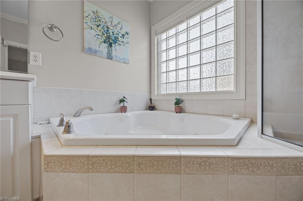 Kernersville, North Carolina, 27284, United States, 4 Bedrooms Bedrooms, ,3 BathroomsBathrooms,Residential,For Sale,1890239