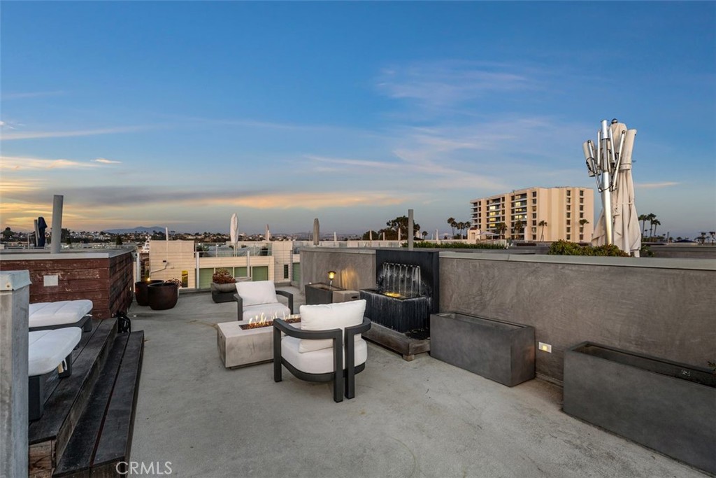 Newport Beach, California, 92663, United States, 2 Bedrooms Bedrooms, ,3 BathroomsBathrooms,Residential,For Sale,1989399