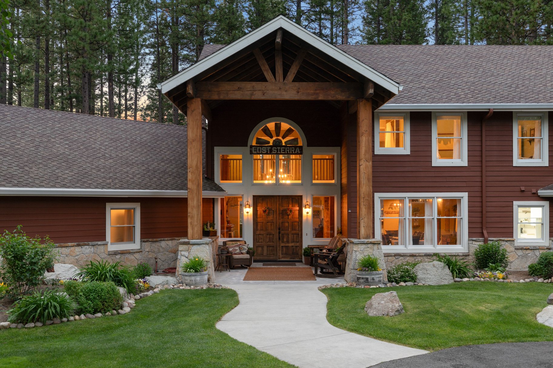  Hilltop Whitehawk Ranch Estate with Sweeping Meadow, Pond & Mountain Views - 物件實景