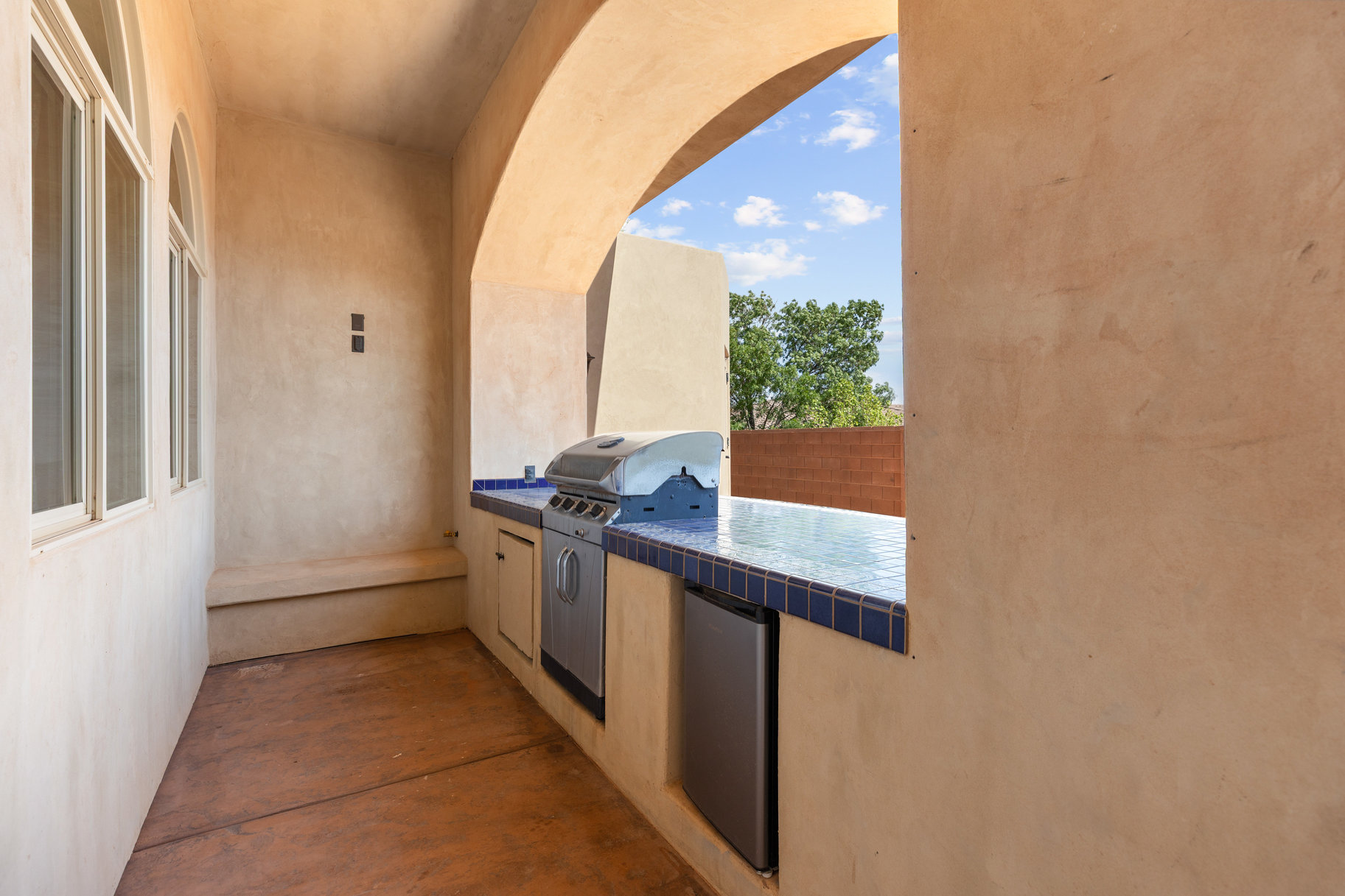  Tuscany Revival Resort-Style Living With Theater Room, Pool & 4-Car Garage - 物件實景