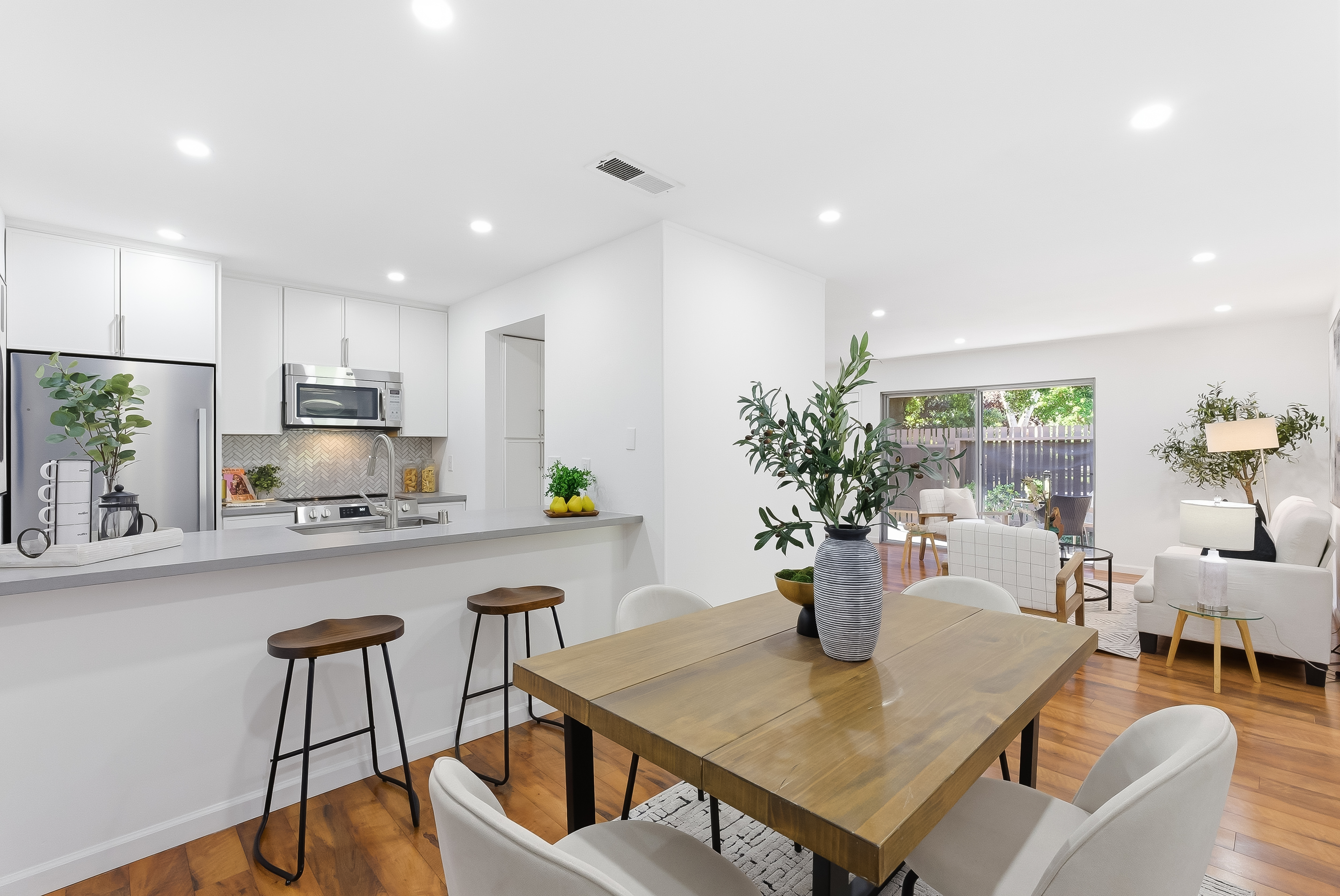  Rare One-Story End Unit Condo - 物件實景