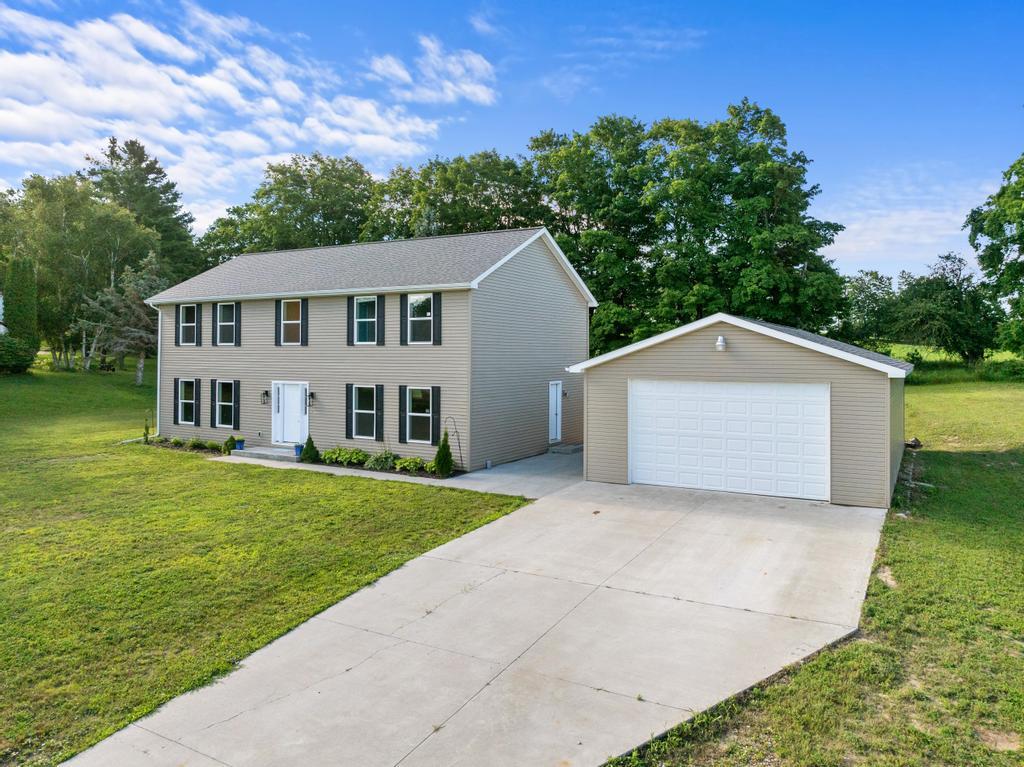 Charlevoix, Michigan, 49720, United States, 5 Bedrooms Bedrooms, ,3 BathroomsBathrooms,Residential,For Sale,1917973