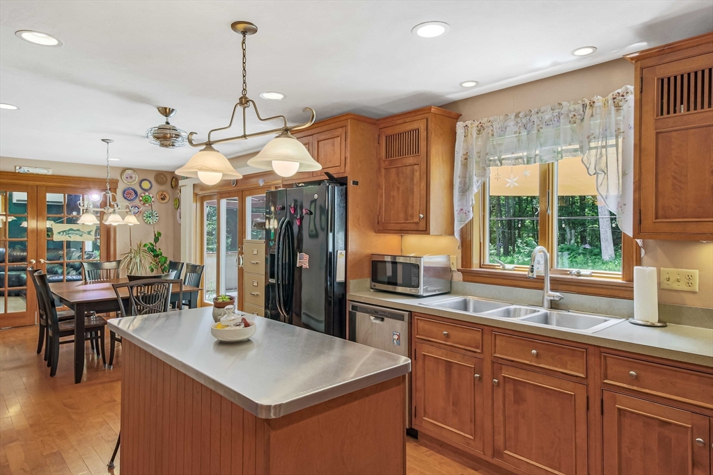 Sutton, Massachusetts, 01590, United States, 3 Bedrooms Bedrooms, ,3 BathroomsBathrooms,Residential,For Sale,1982878