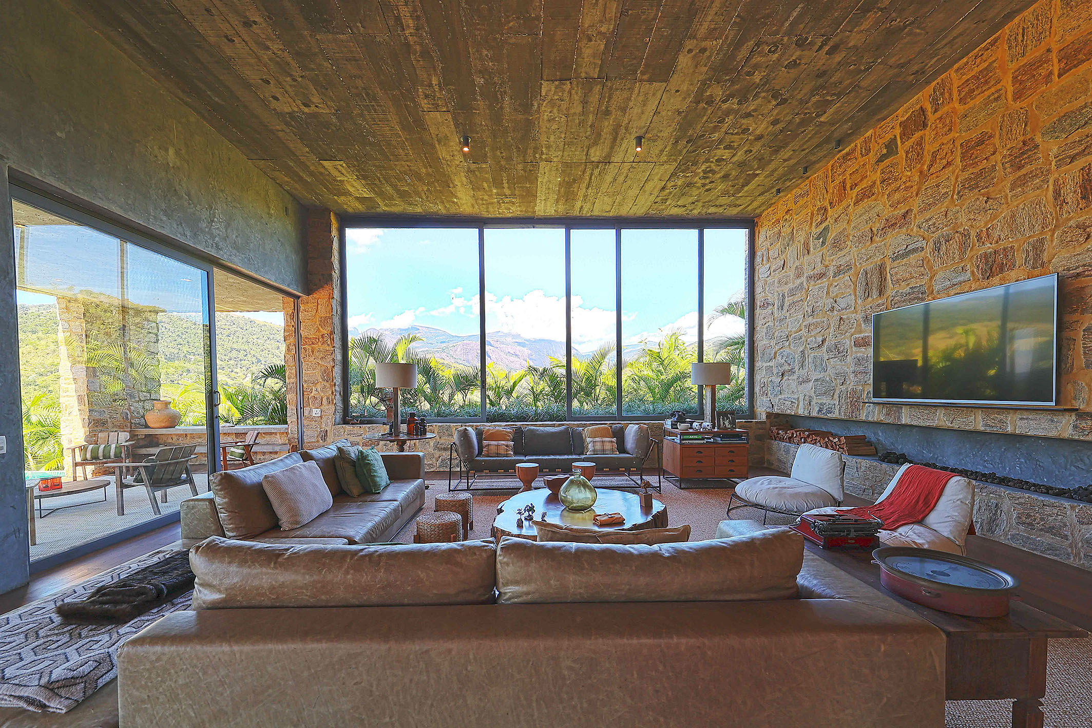  Contemporary estate immersed in nature with panoramic lake views - 物件實景